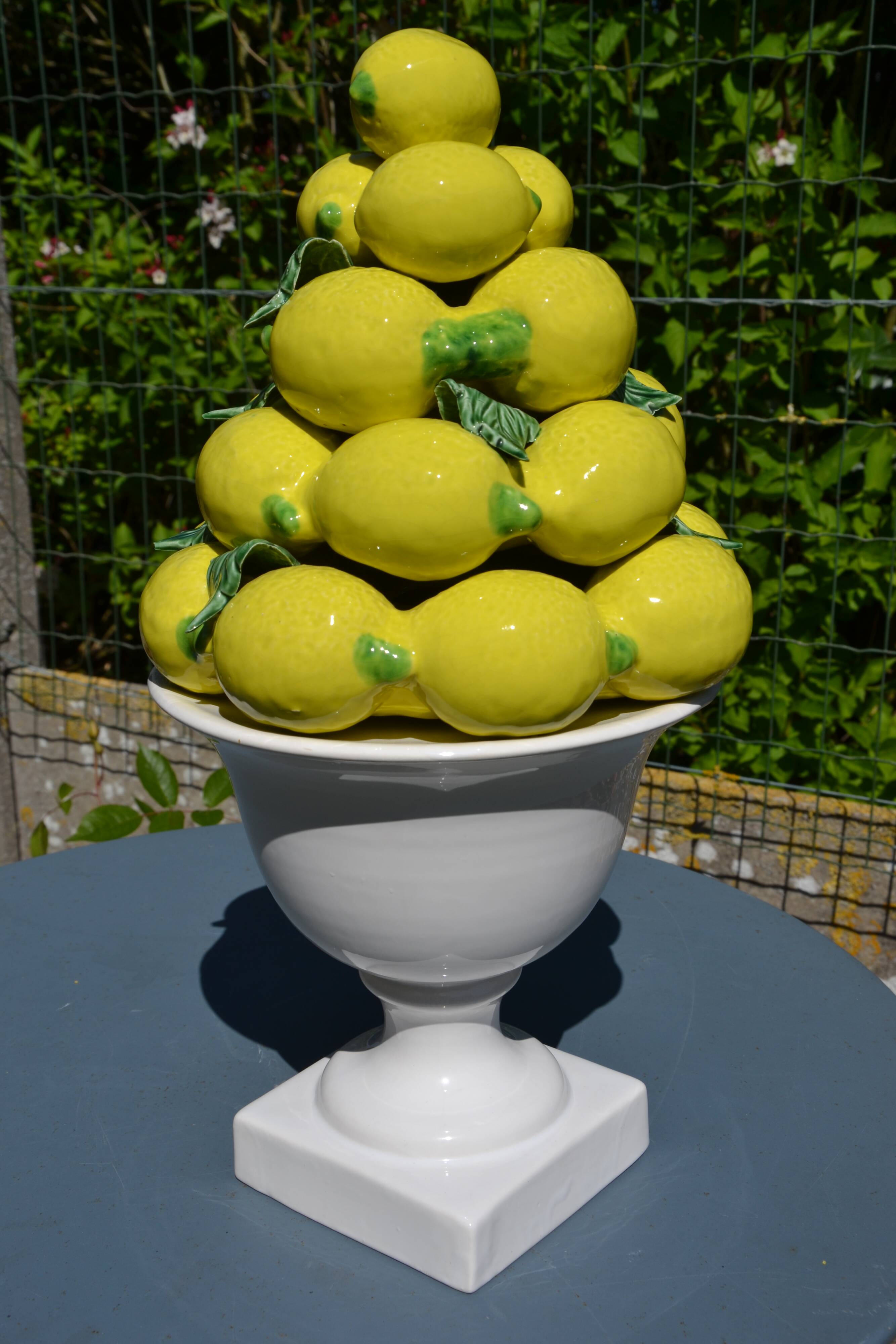 Centrepiece lemons/large fruit bowl in majolica