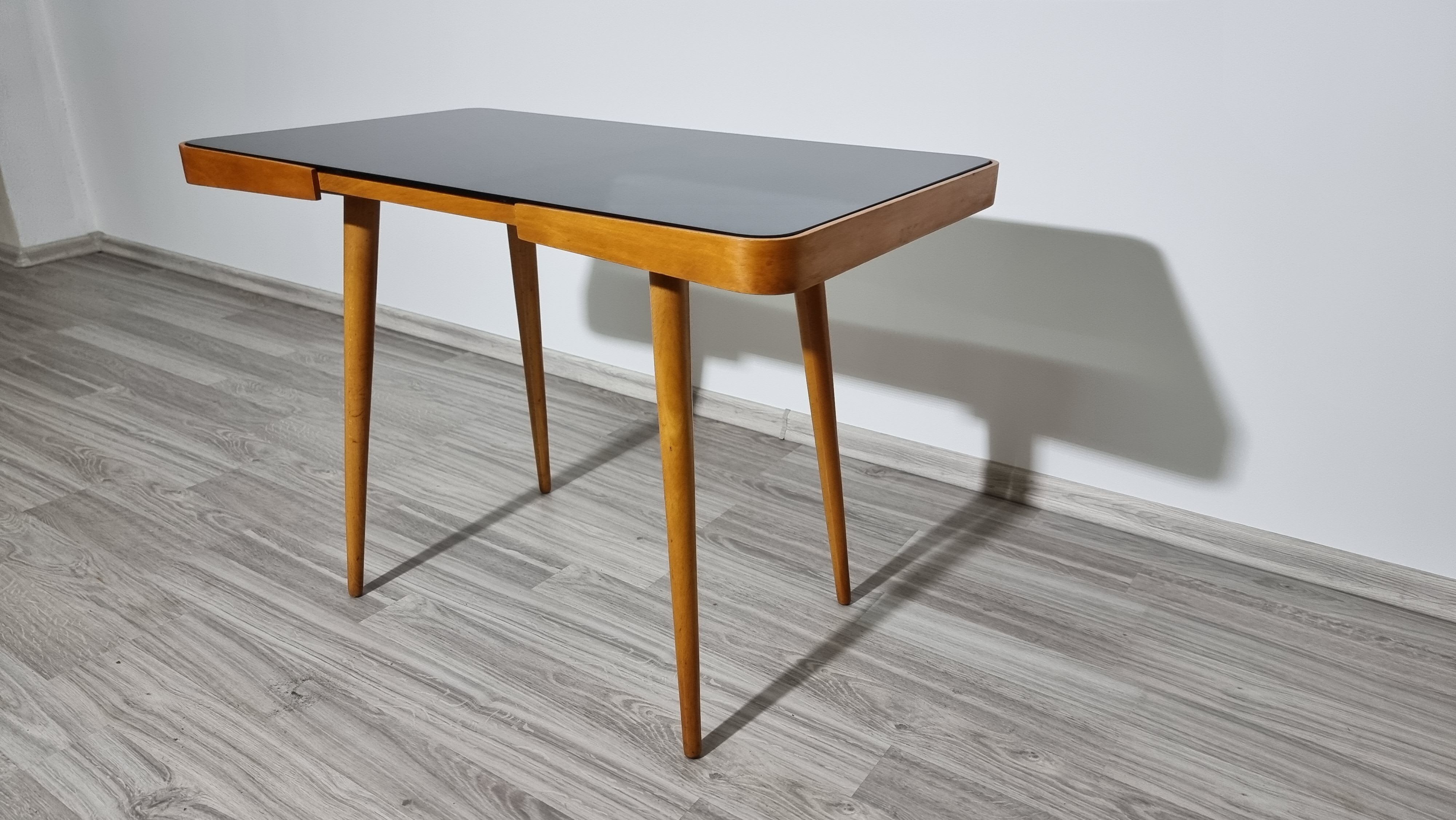 Table basse par Jiri Jiroutek