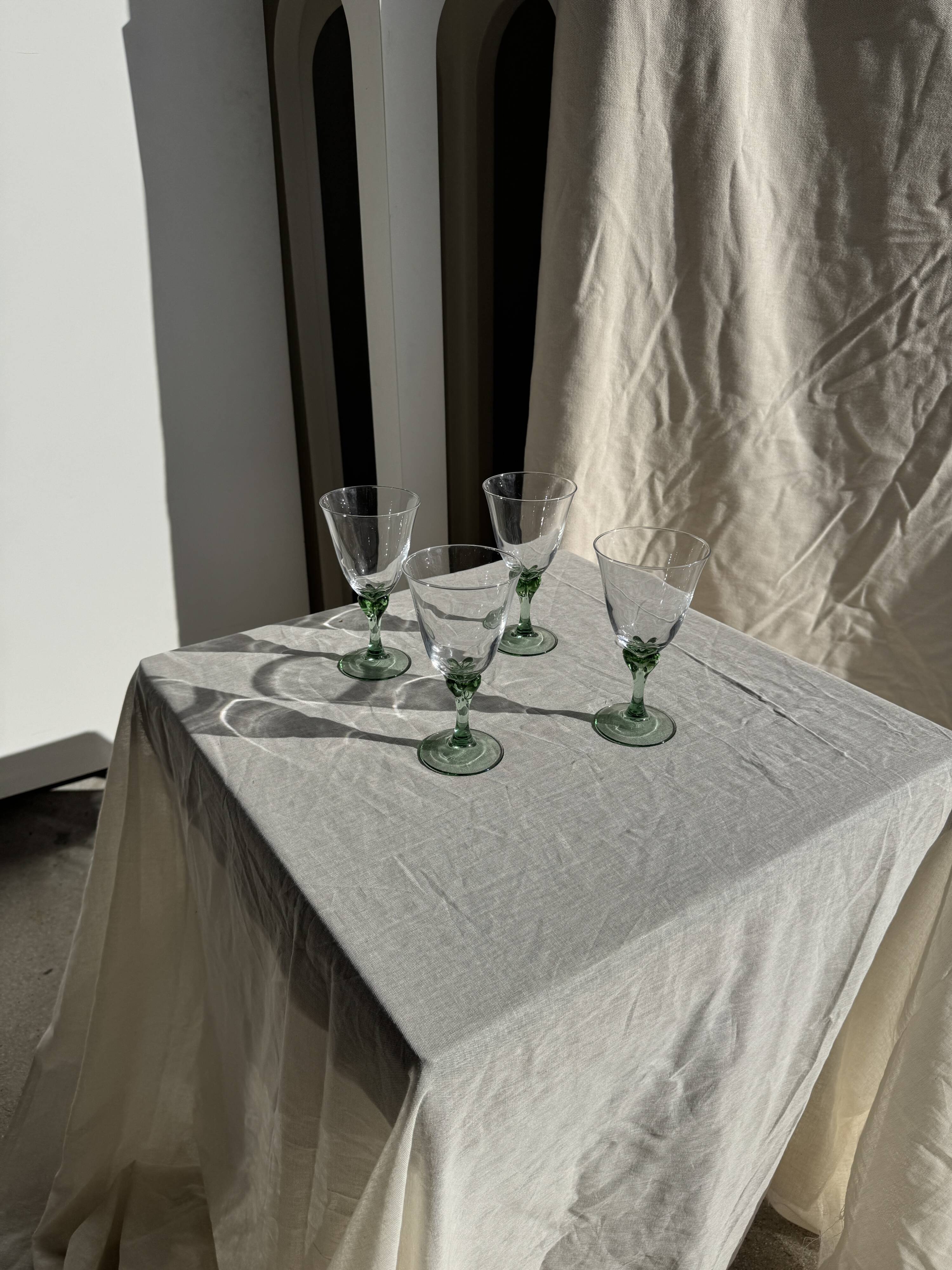 Set of 4 vintage green stemmed glasses H16
