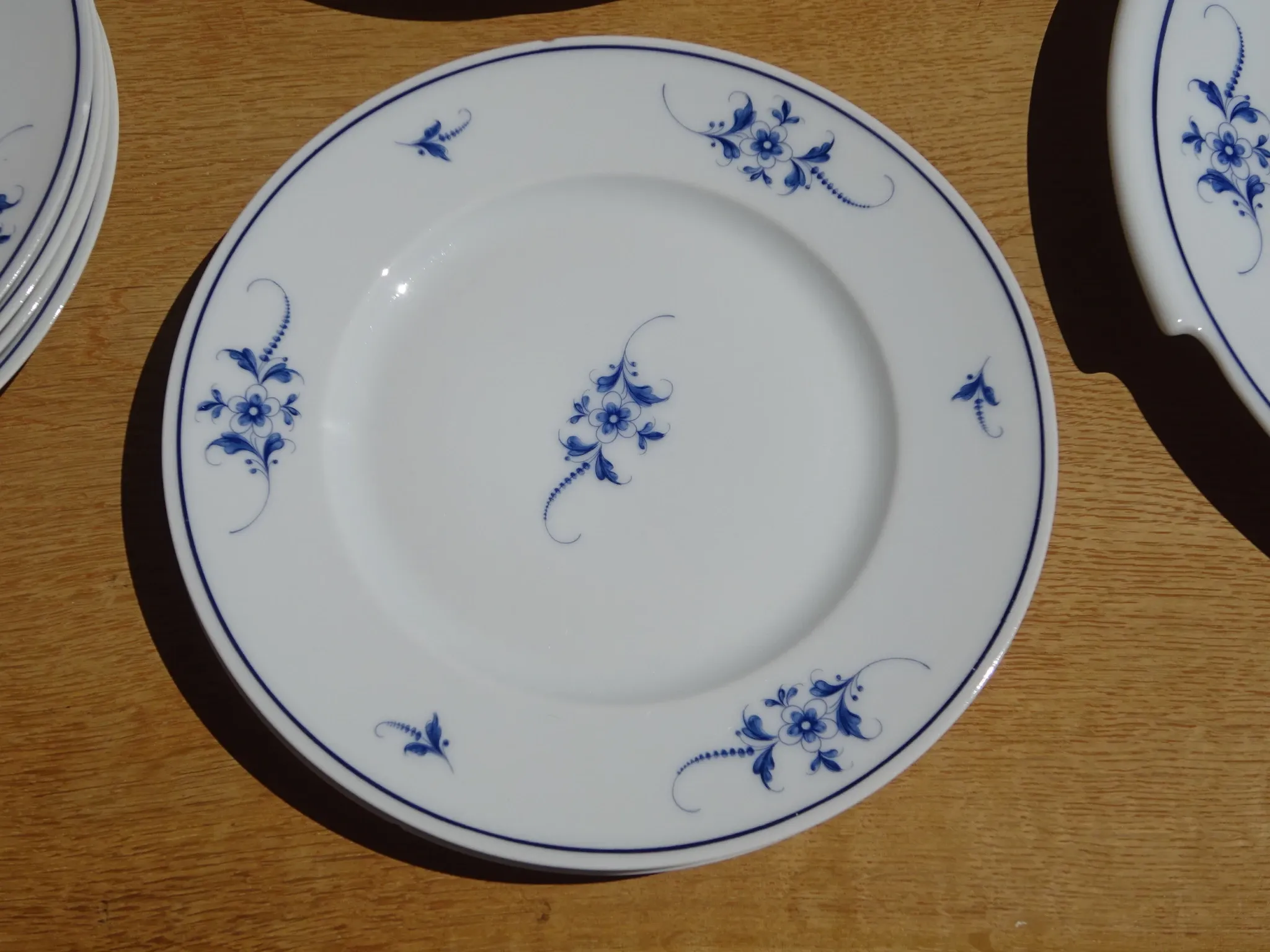 Fine Limoges porcelain dessert service: dish and 12 plates.