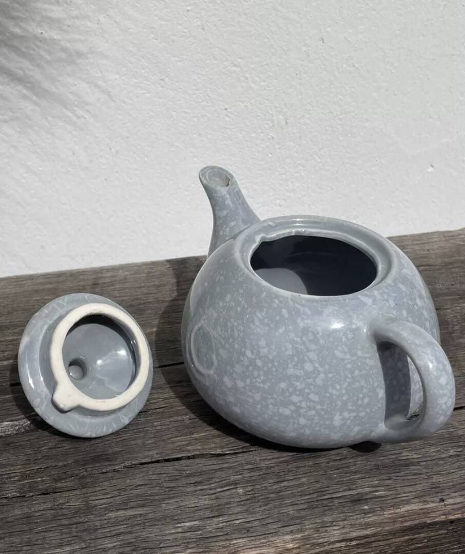 Théière 1980 grise et blanche moucheté