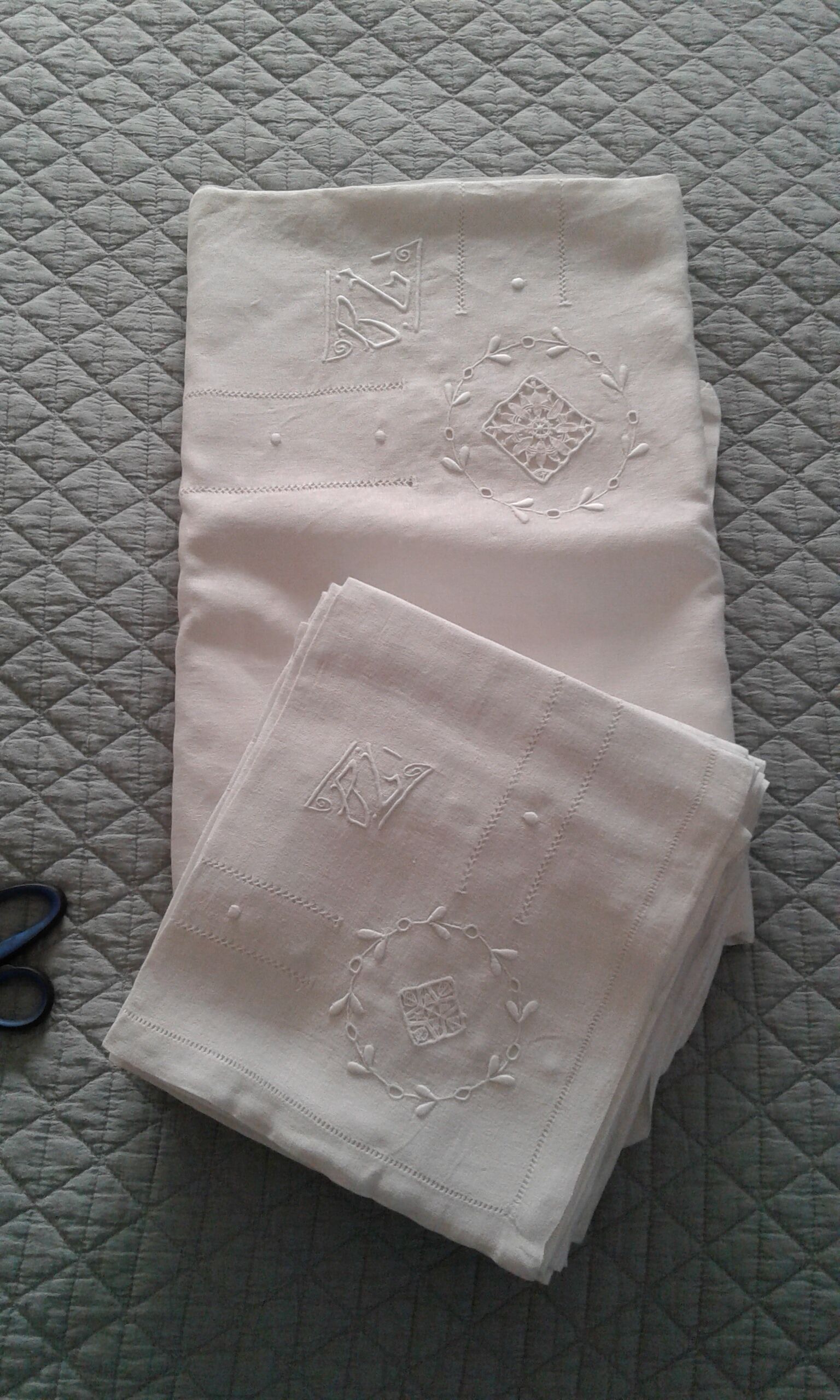 Tablecloth and 12 lined towels