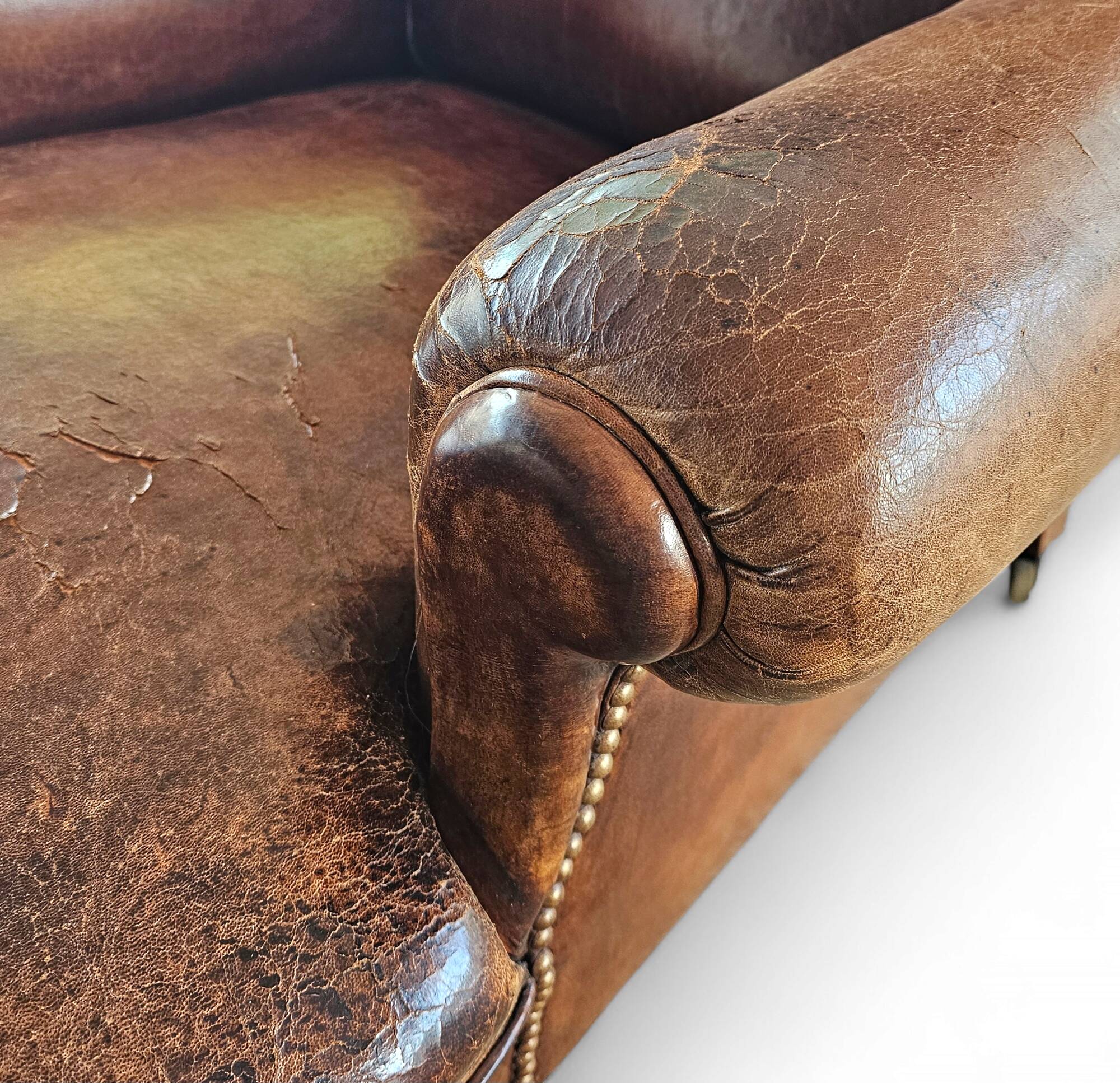 fauteuil club en cuir de mouton anglais ancien avec accoudoirs
