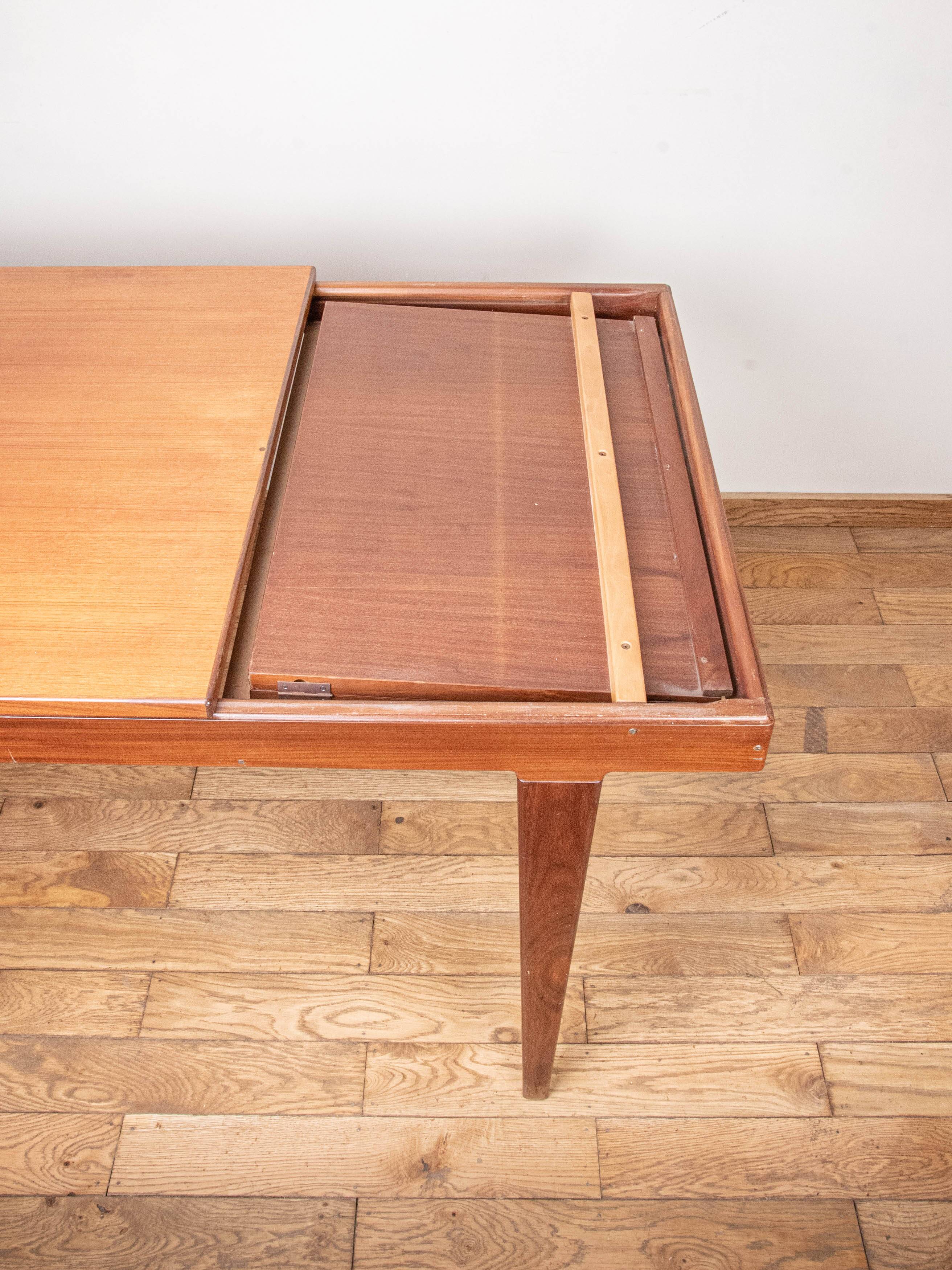 Scandinavian extendable table