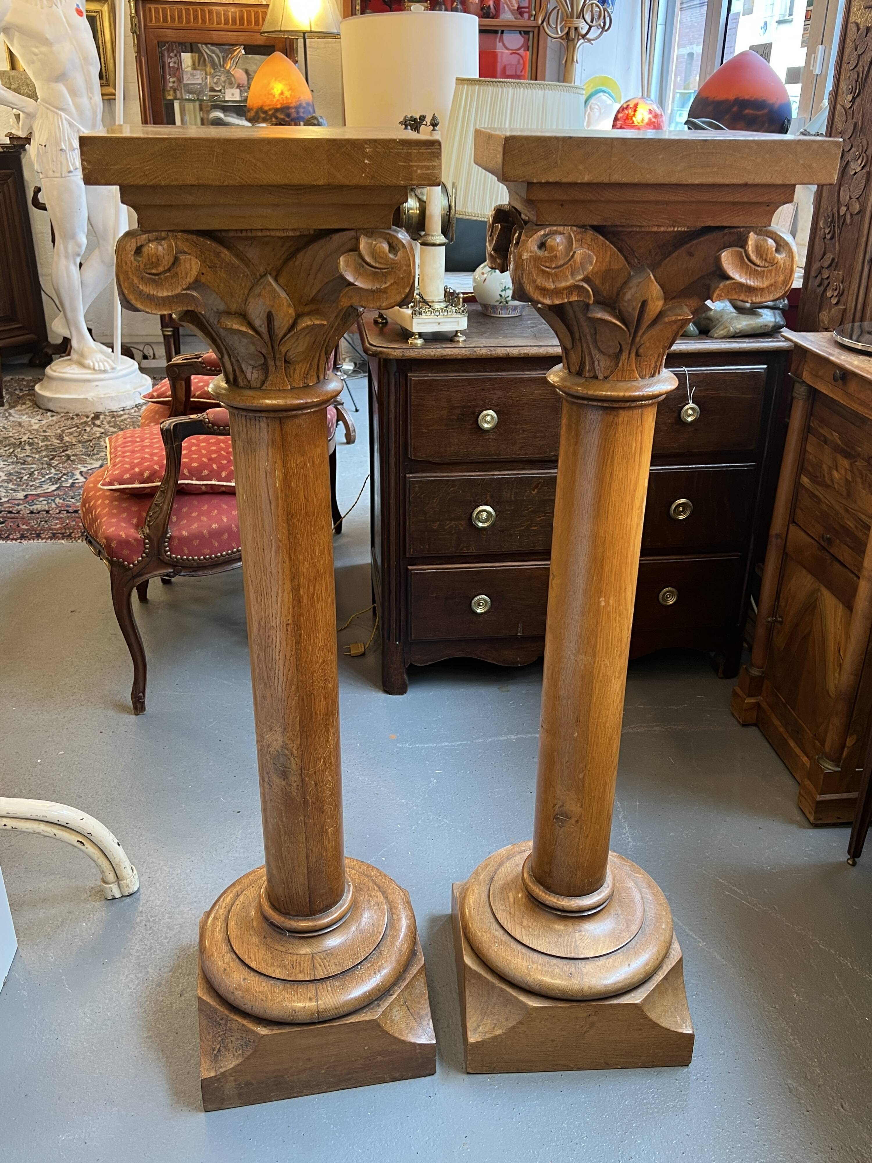 Pair of columns in light oak carved from the late 19th century, good quality, capital