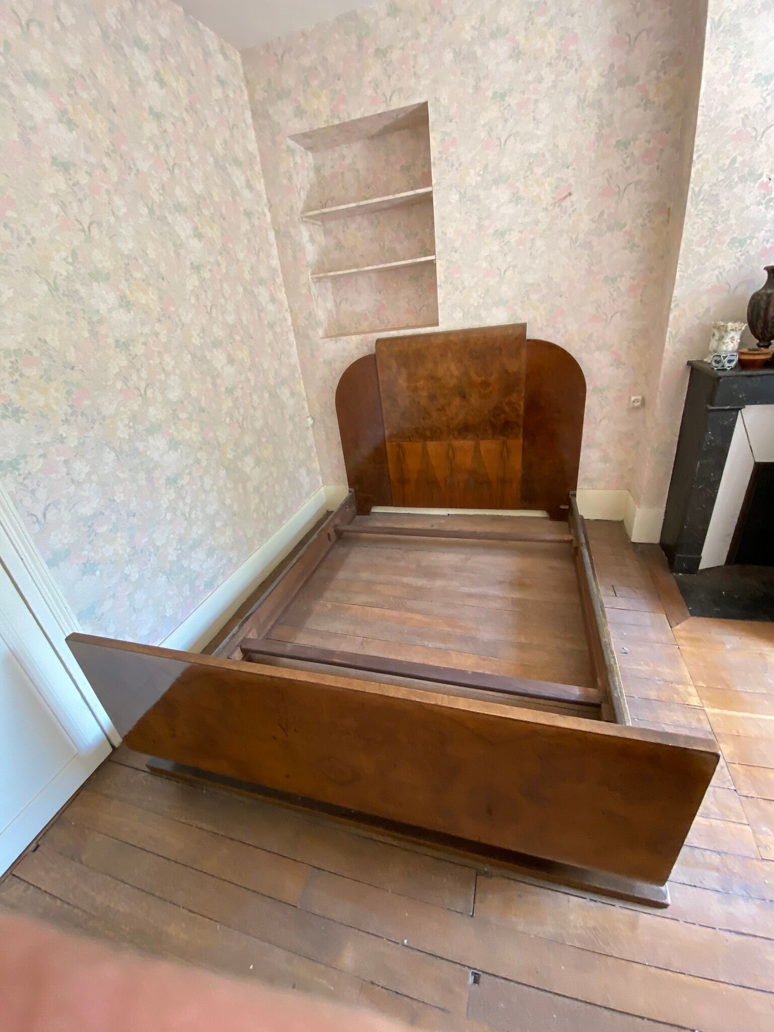 Art deco bed dating from the 30s in Ronce de Noyer