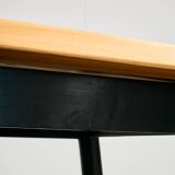 Longue table en pin canadien avec pieds noirs