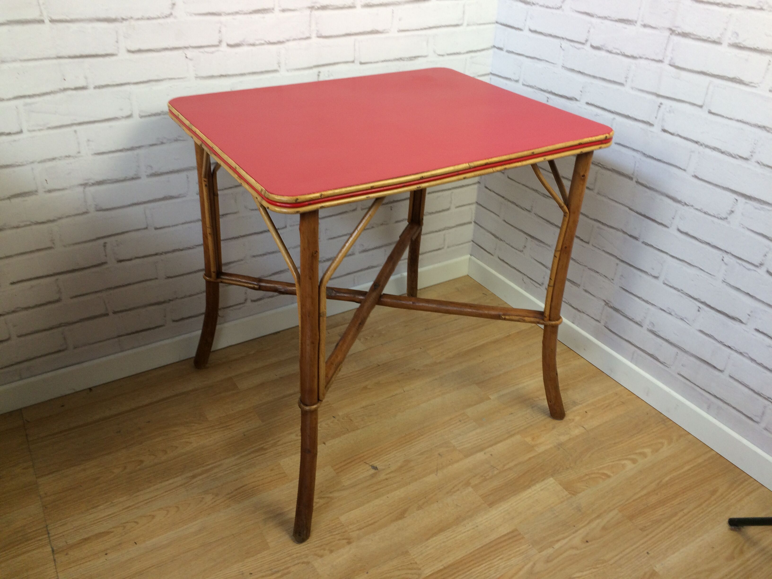 Rattan and scoubidou table