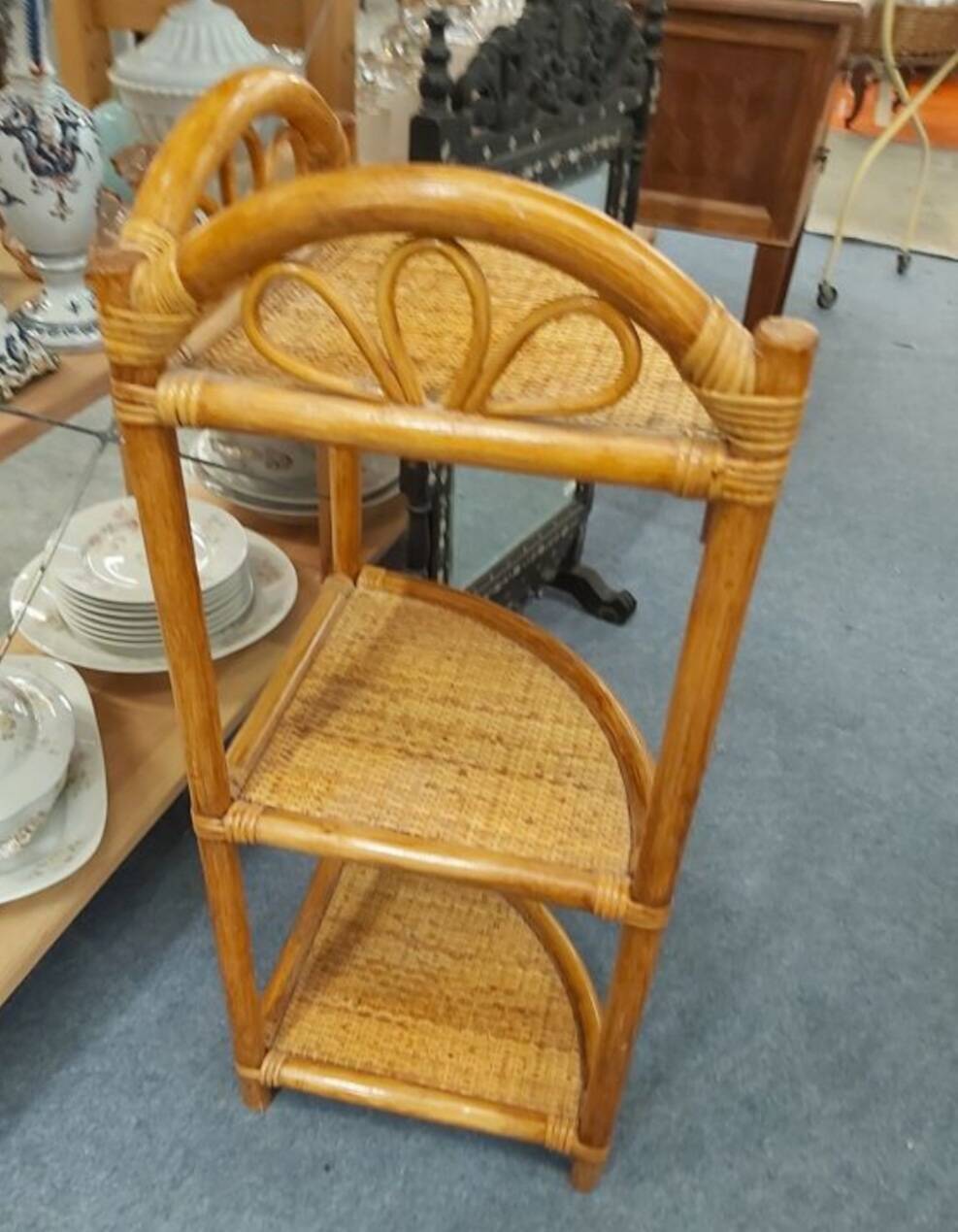 Corner shelf in rattan