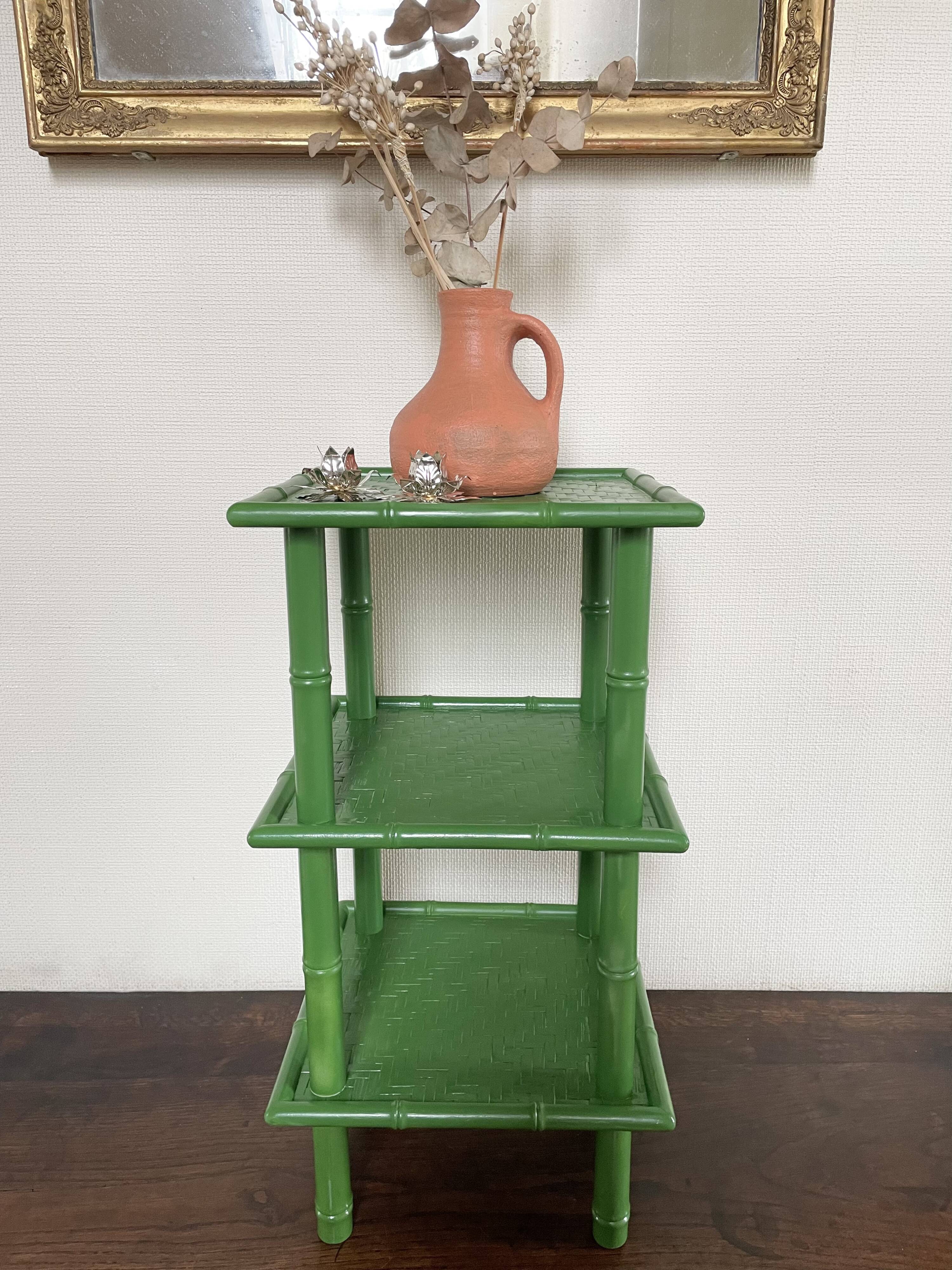 Table with 3 wood and bamboo trays