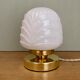 Lampe à poser globe vintage en opaline blanche
