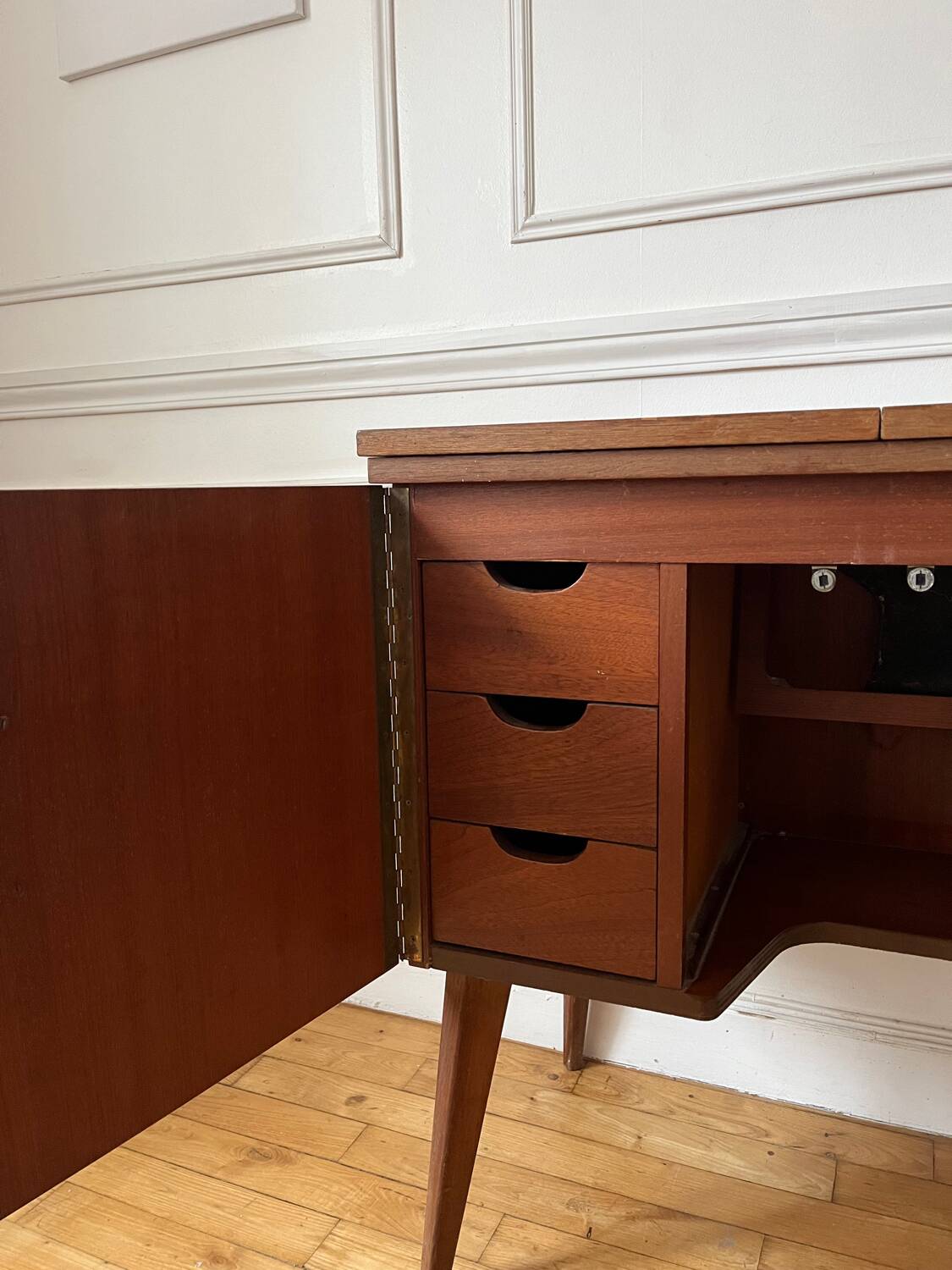 Meuble d’appoint vintage pieds compas