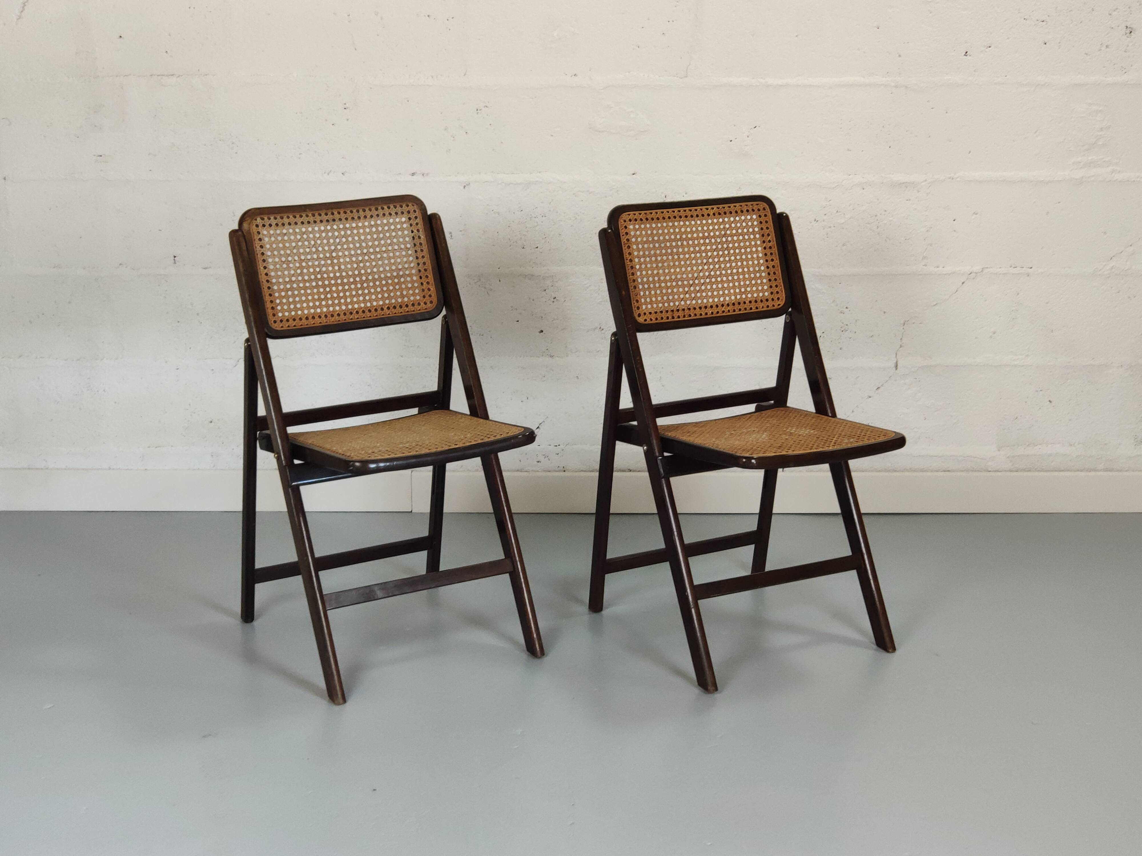 Pair of folding chairs canned