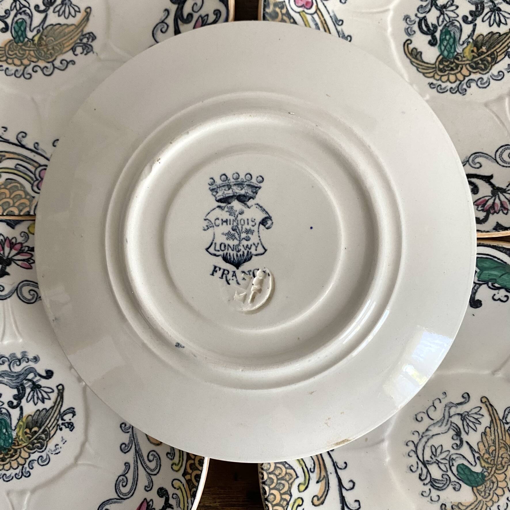 Assiettes en terre de fer polychrome Longwy modèle "chinois"