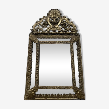 Miroir dorée à parcloses en laiton repoussé XIXème