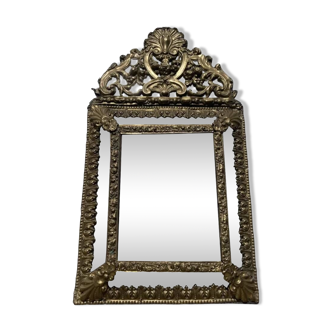 Miroir dorée à parcloses en laiton repoussé XIXème
