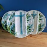 Trois assiettes à asperge à compartiments en barbotine Salins XXe 24cm