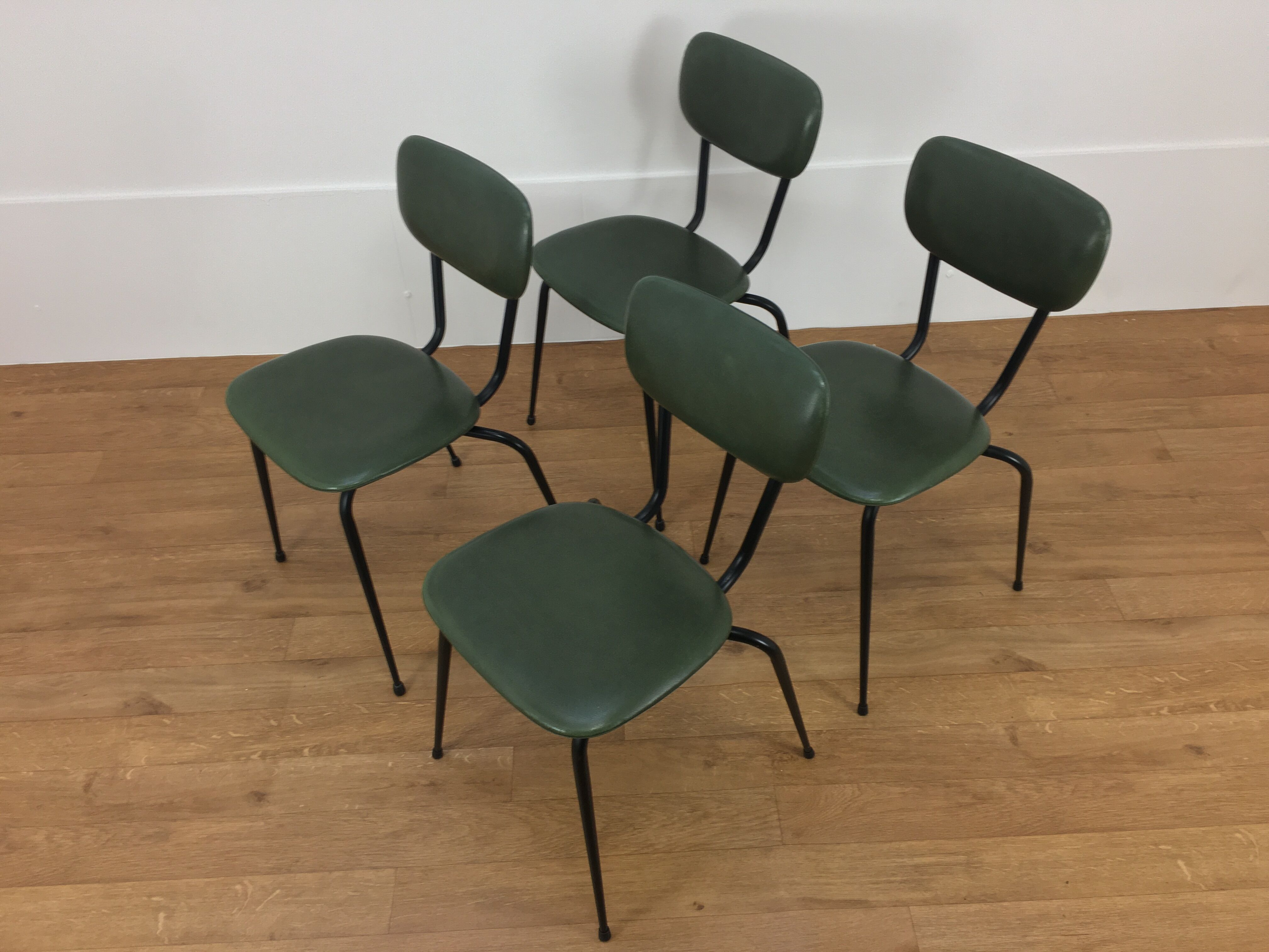 Set de 4 chaises années 50, métal et skaï vert