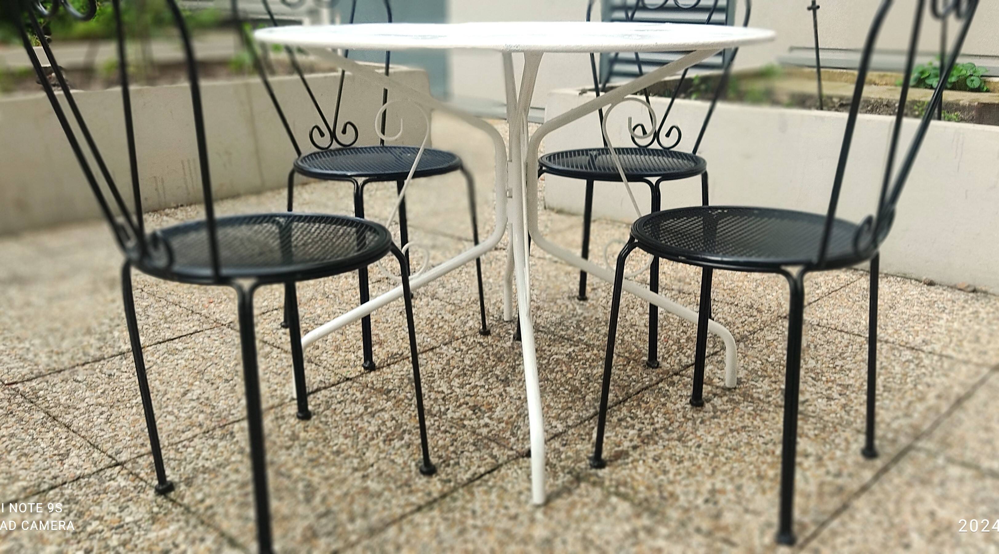 Salon de jardin, Table ronde blanche en fer forgé. et 4 chaises en acier lourd, noire d’origine