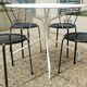Salon de jardin, Table ronde blanche en fer forgé. et 4 chaises en acier lourd, noire d’origine