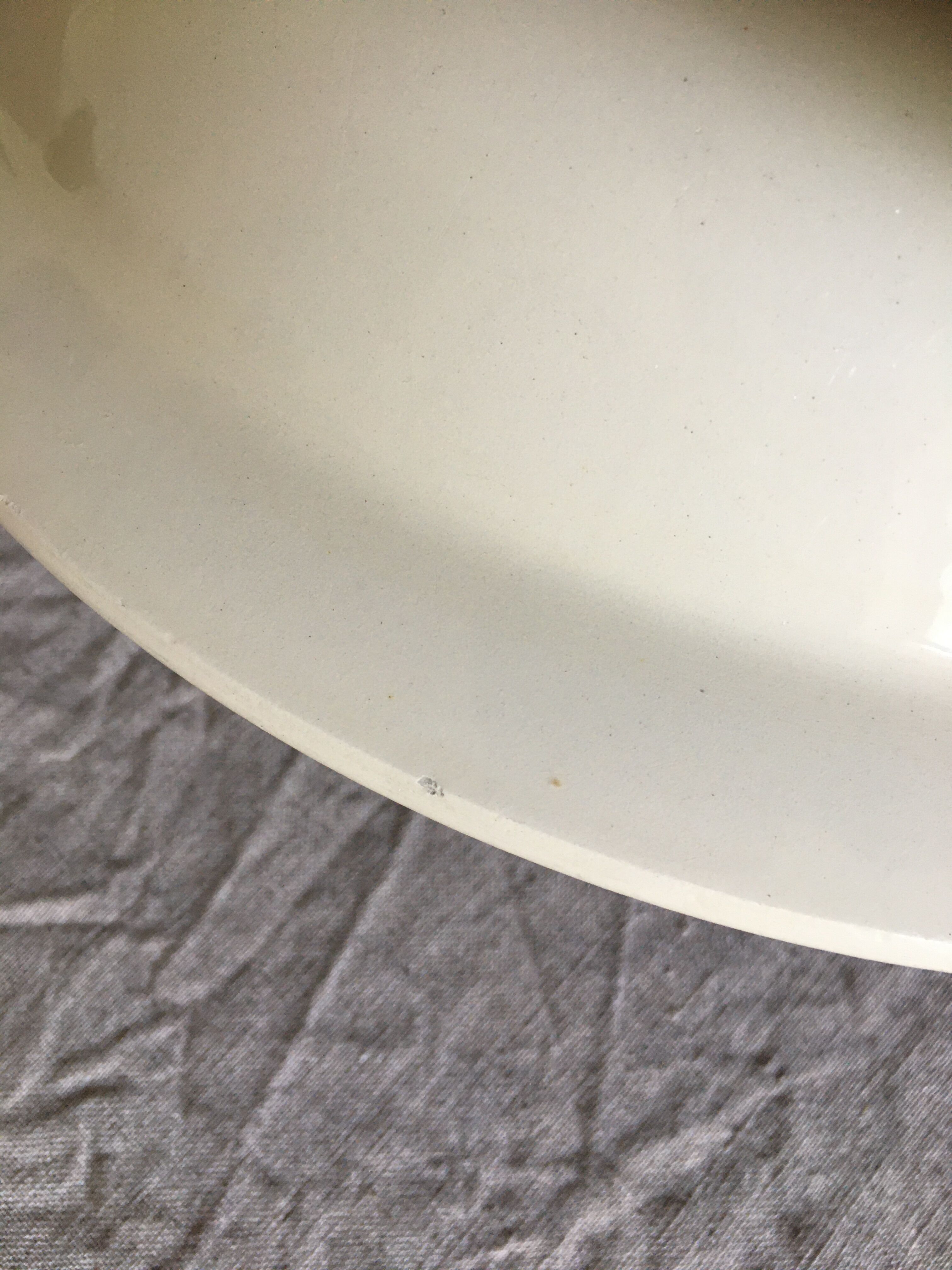 Round hollow earthenware dish
