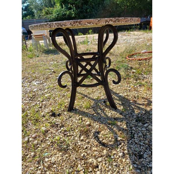 Table vintage en rotin et plateau ciment et pierre reconstituées