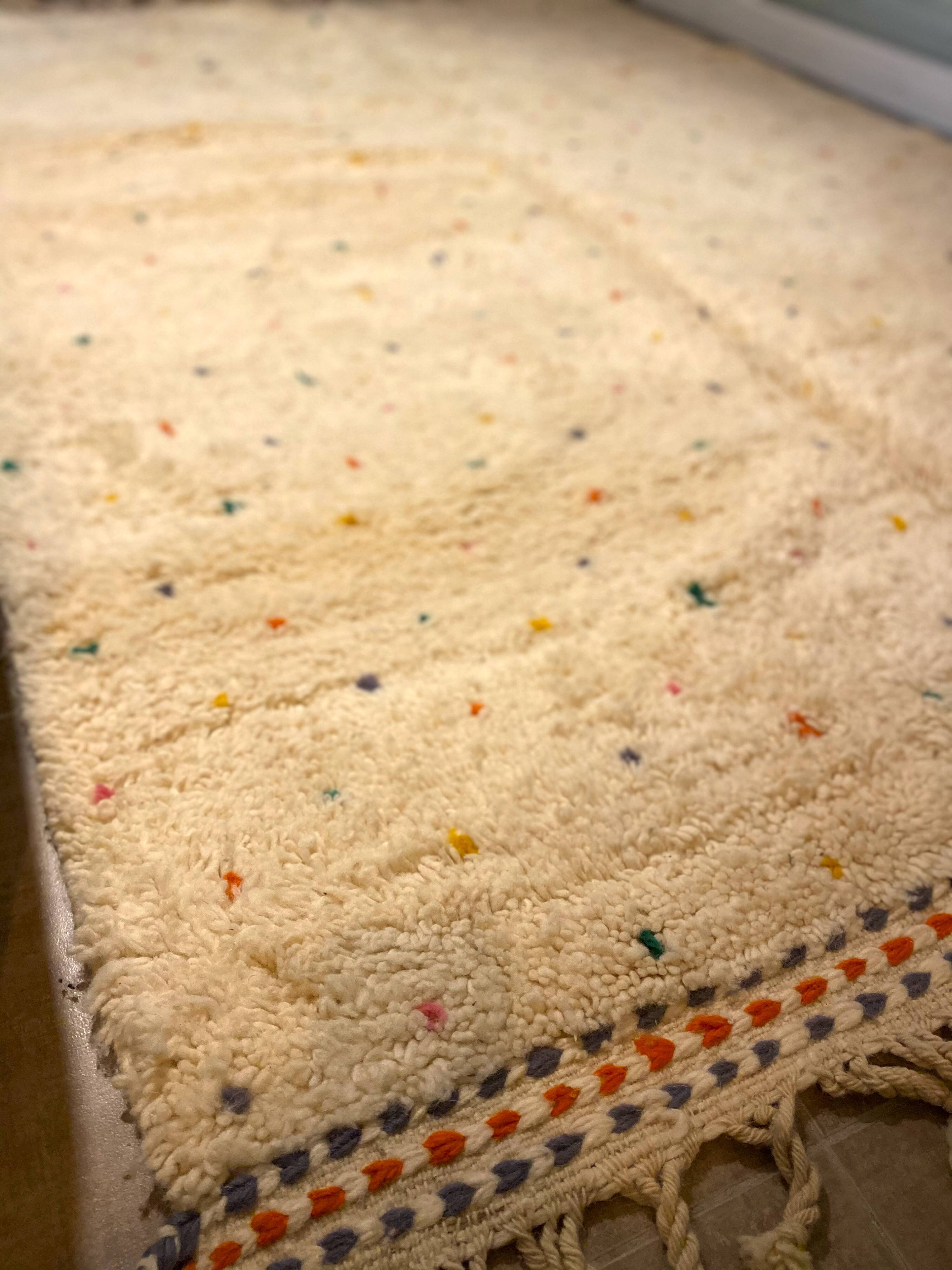 Tapis berbère à petits pois multicolores