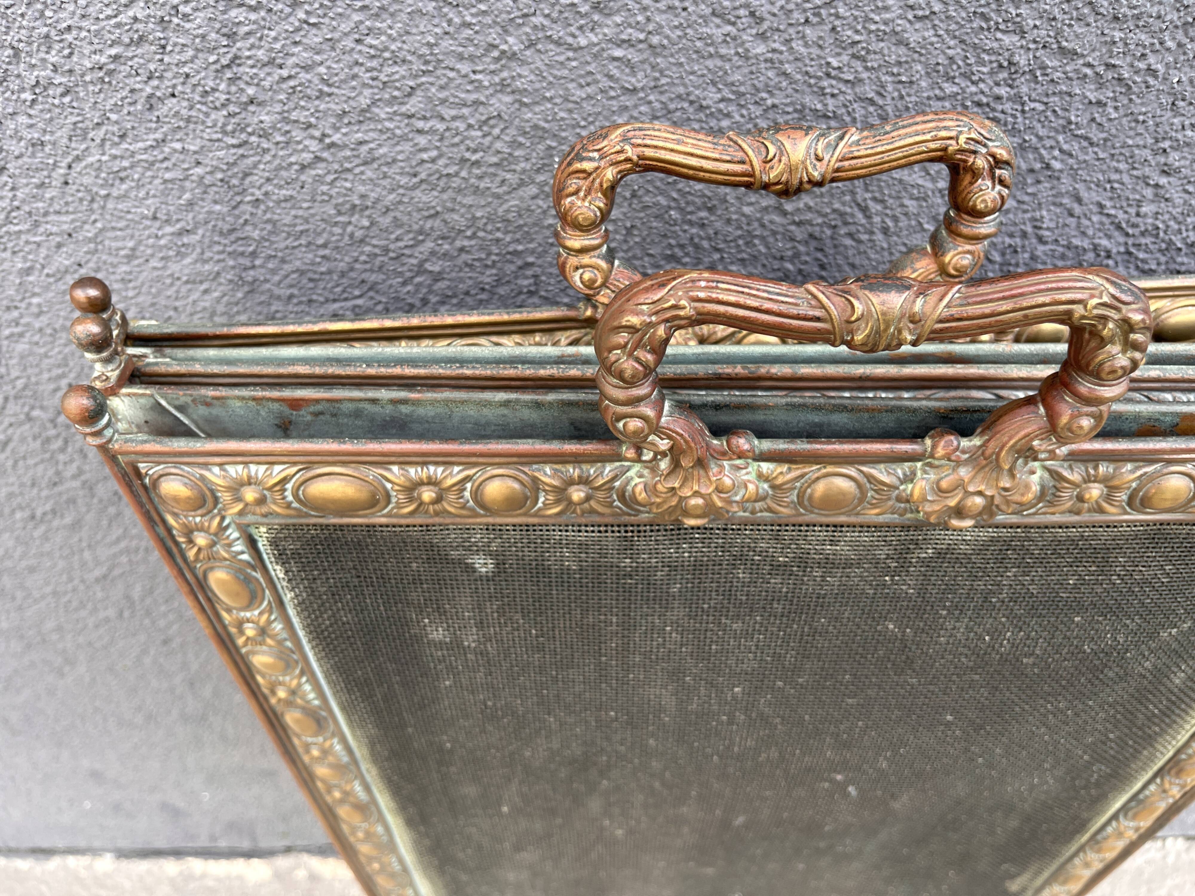 Antique fireplace screen in copper and brass from the 19th century.