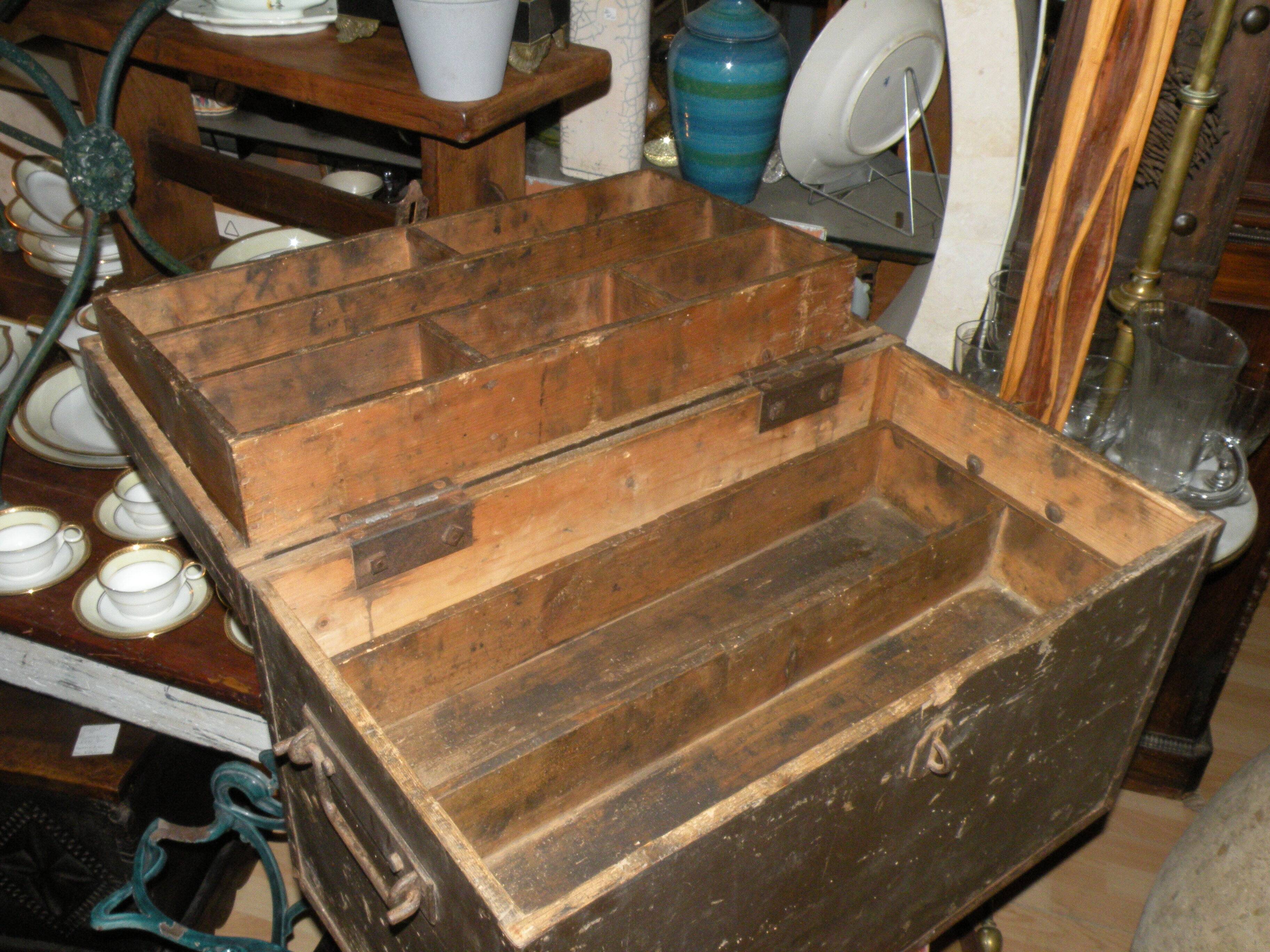 Beautiful cabinetmaker's trunk in wood and metal from the 1900s. With 3 storage compartments