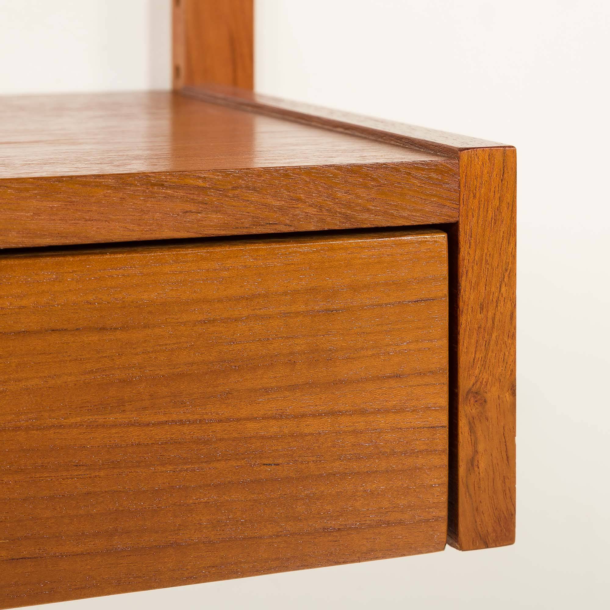 Étagère en teck scandinave des années 1970 avec un console.