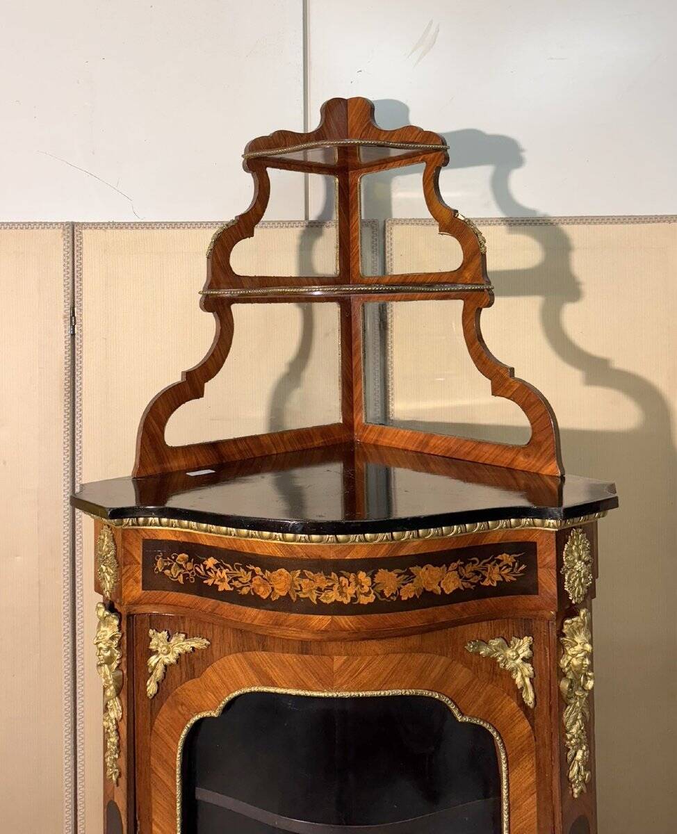 Encoignure galbée style Louis XIV en bois de rose et marquéterie