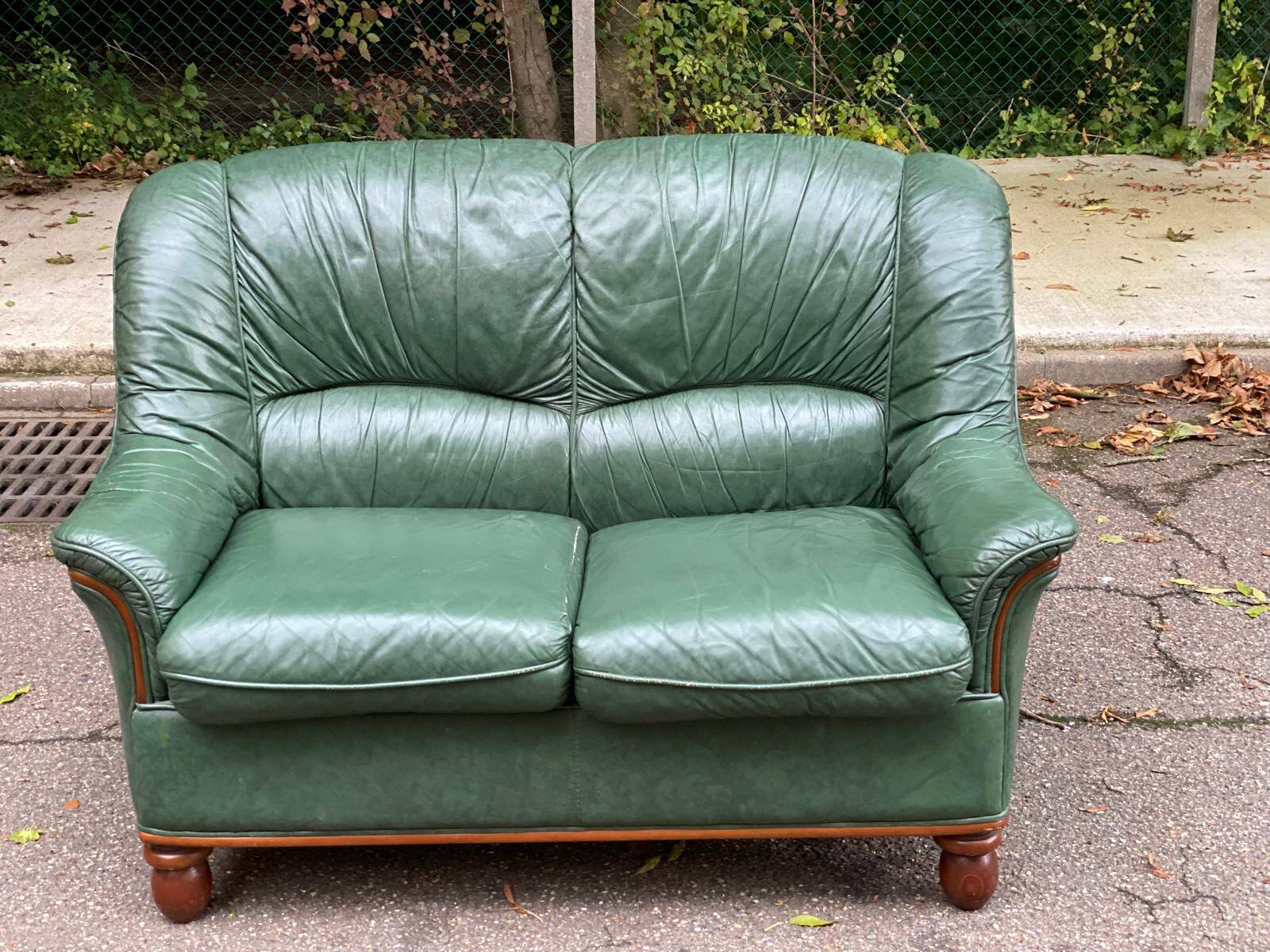 Vintage 2-seater sofa in green leather and solid wood