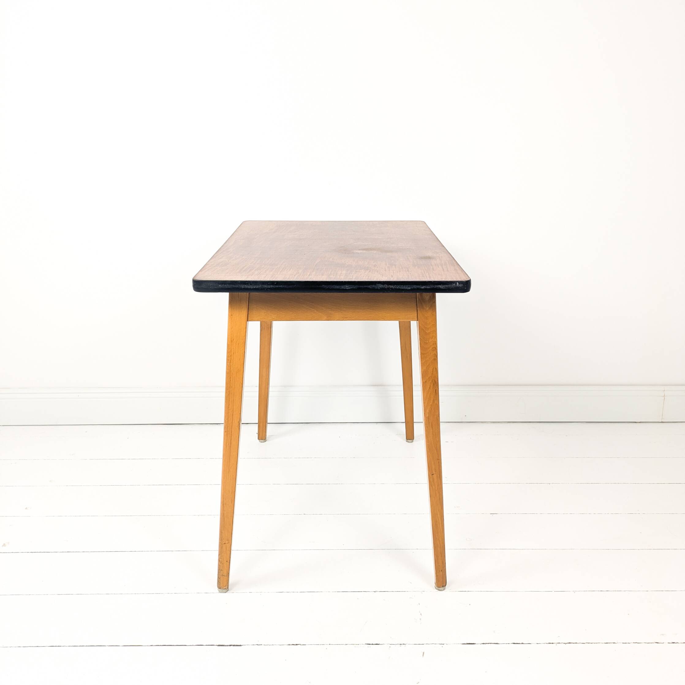 Bureau d’enfant vintage Mid-Century en bois table d’écolier rétro pour cham