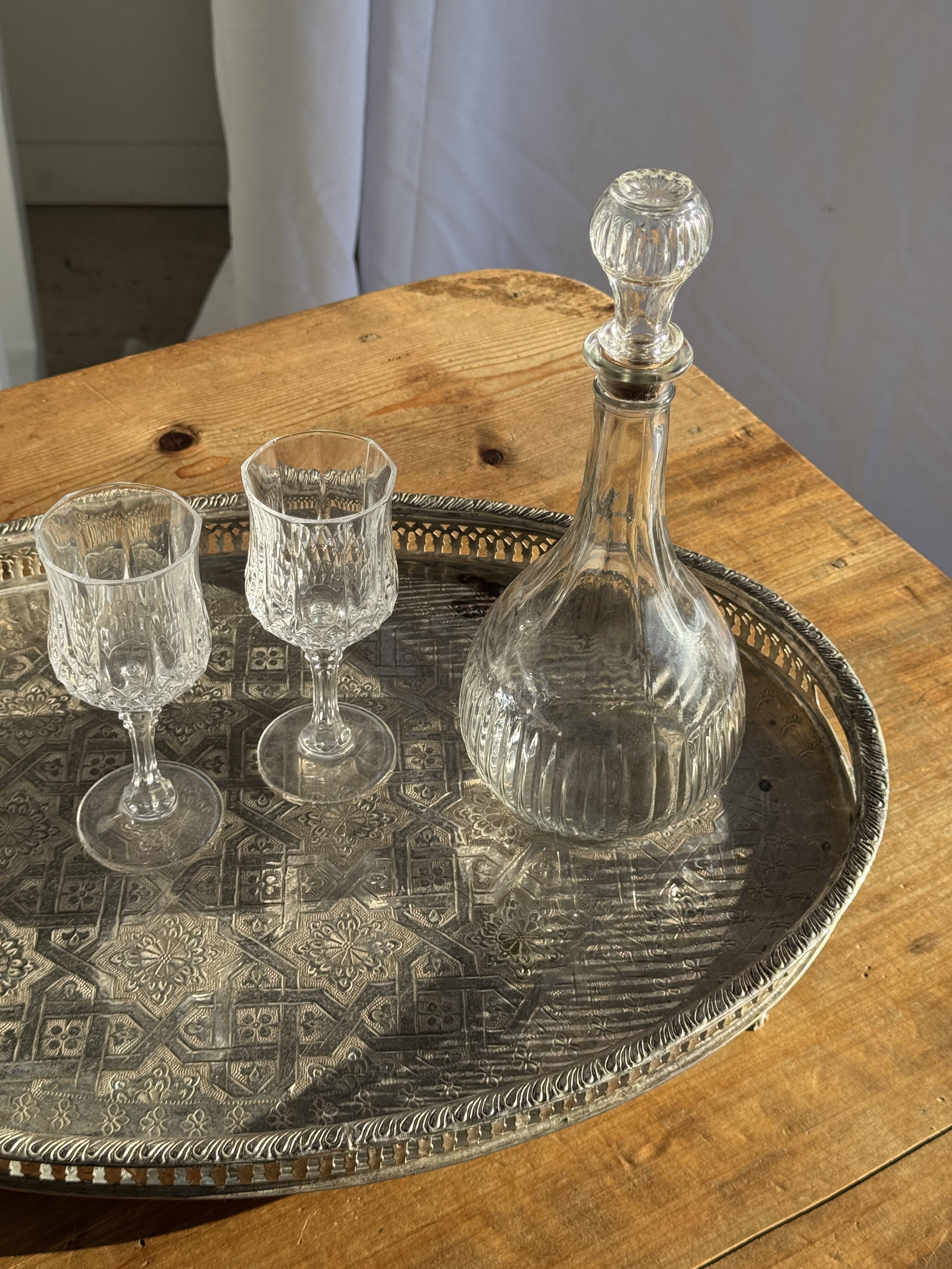 Oval Moroccan plateau engraved on a base 50x35.