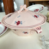 Saint Amand soup tureen, Pompadour model