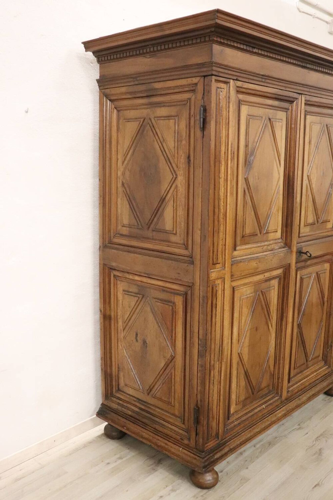 Armoire à Secret Du 17ème Siècle En Noyer