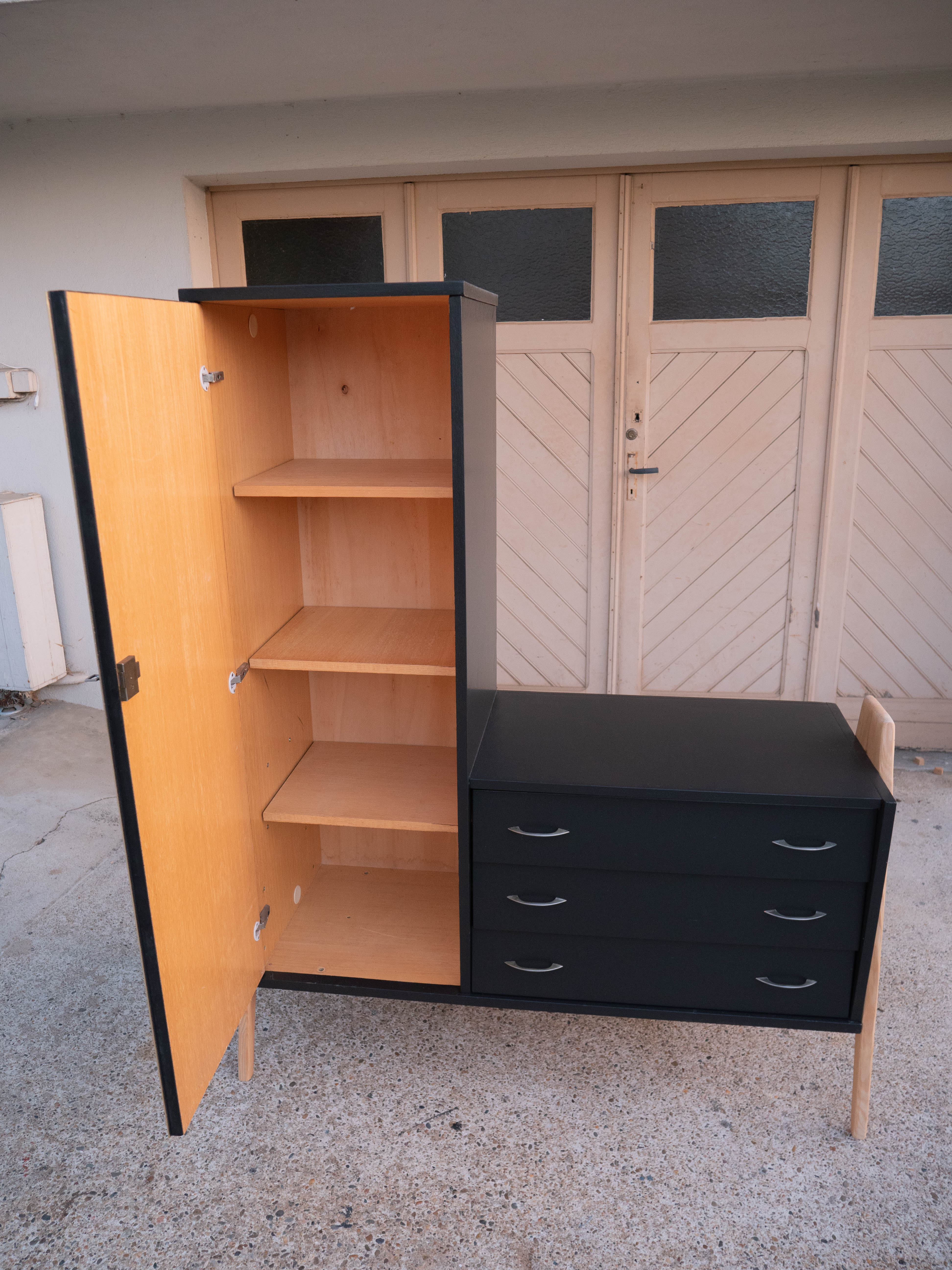 Asymmetrical cabinet