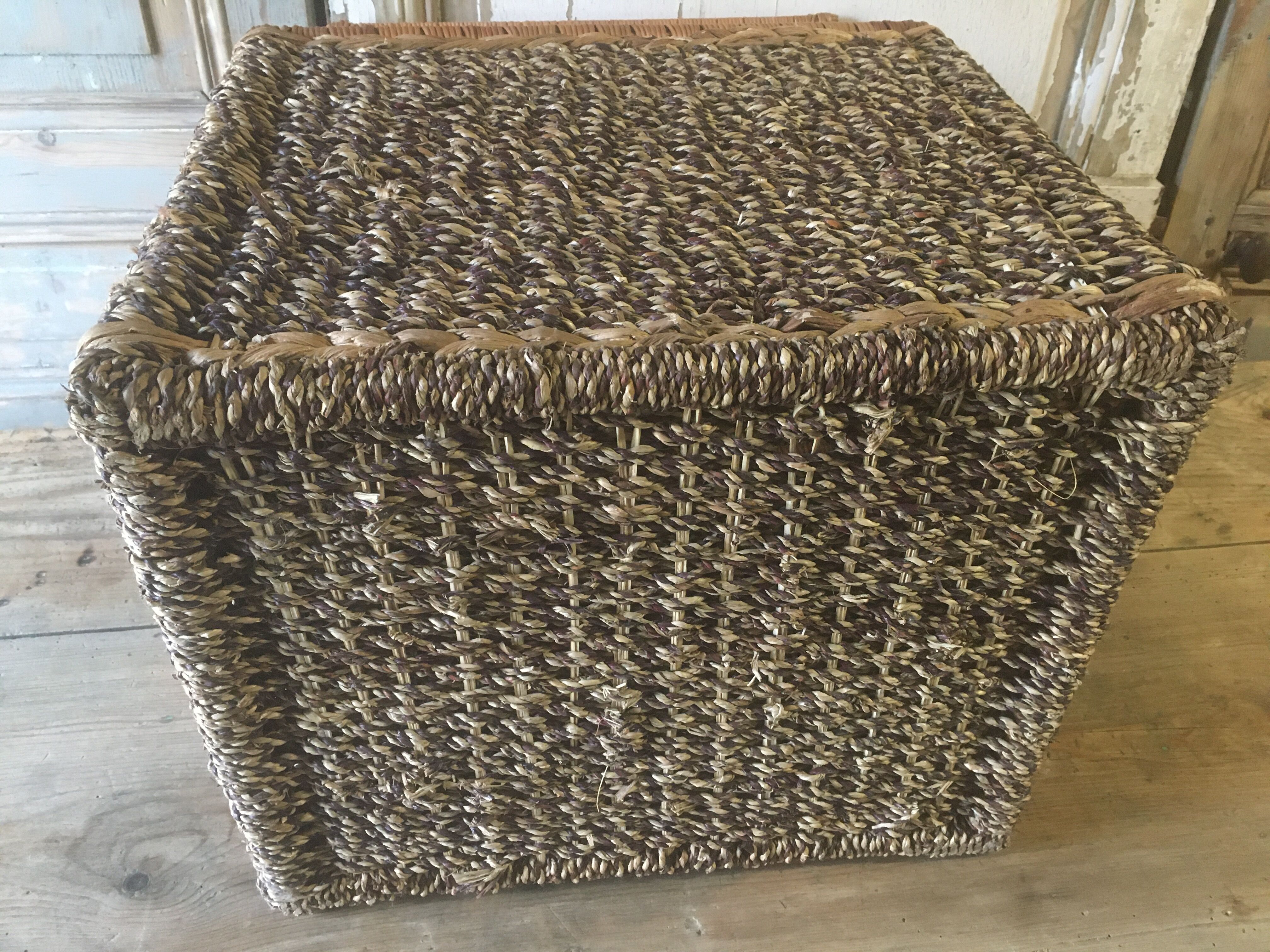Chest in raffia or wicker