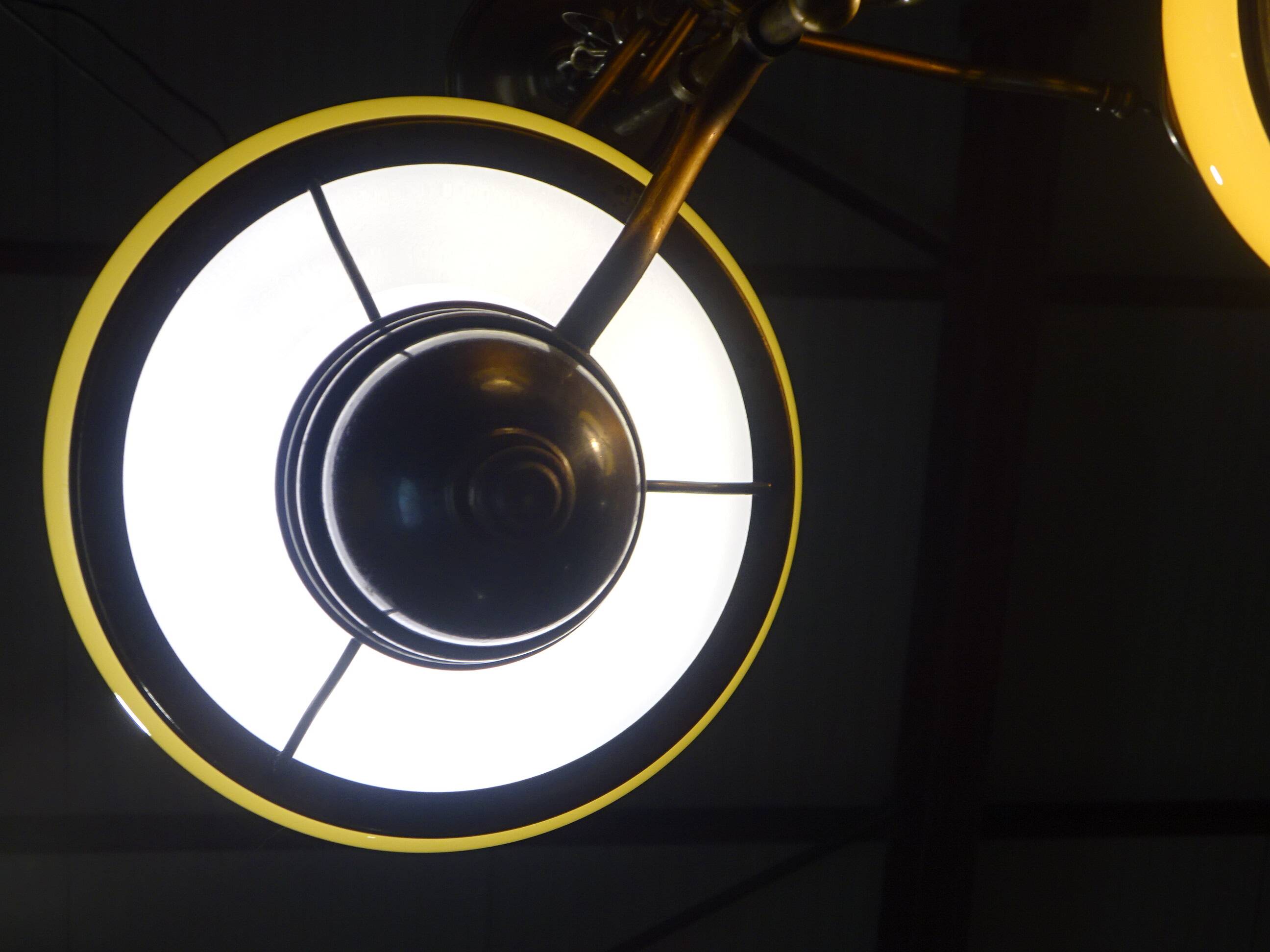 Large 3-light chandelier in glass, opaline and brass