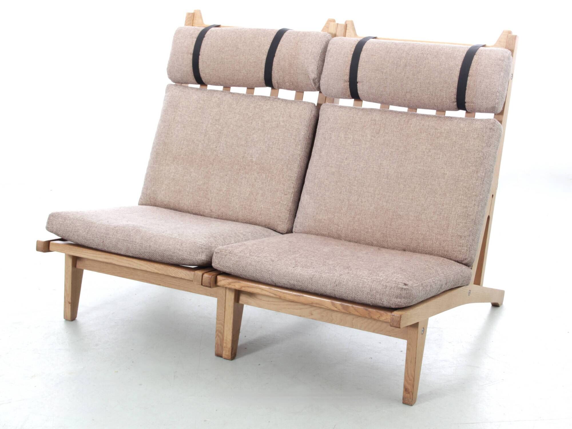 Pair of Scandinavian armchairs GE 375, with 1 pair of armrests.