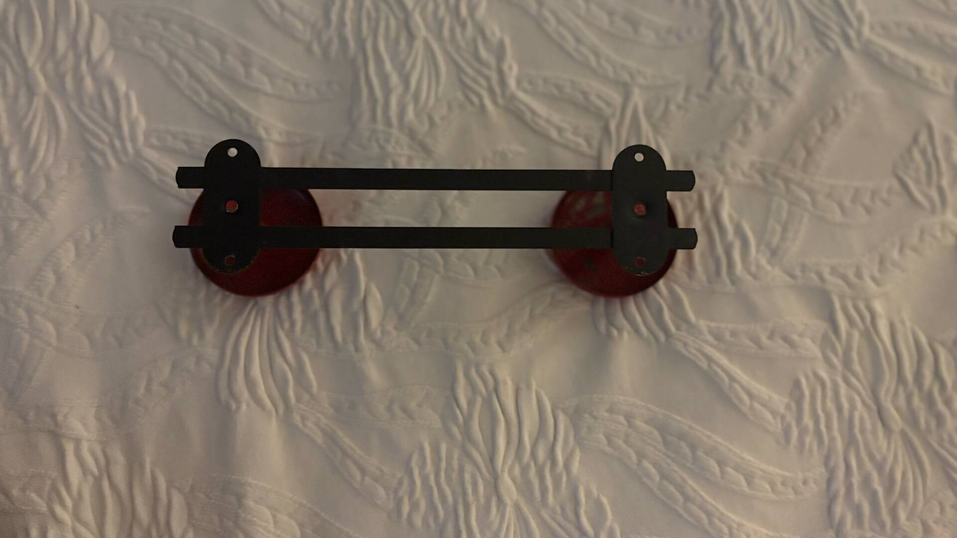 Patère double d’école. Rouge grenat métal rouge