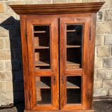 Armoire vitrée en noyer du  français