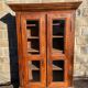 Armoire vitrée en noyer du  français