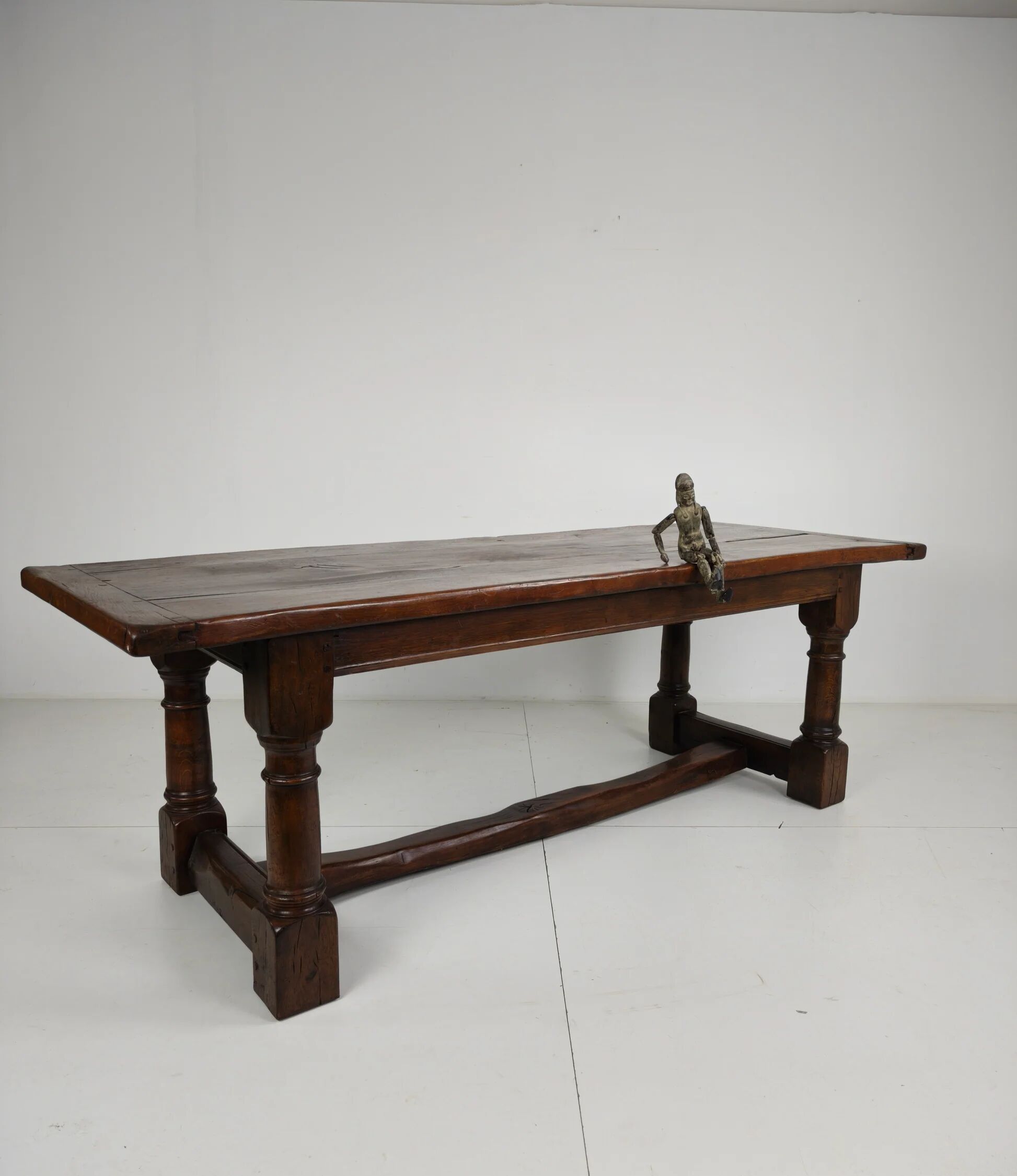 Solid English oak dining table – 20th century with beautiful grain & patina
