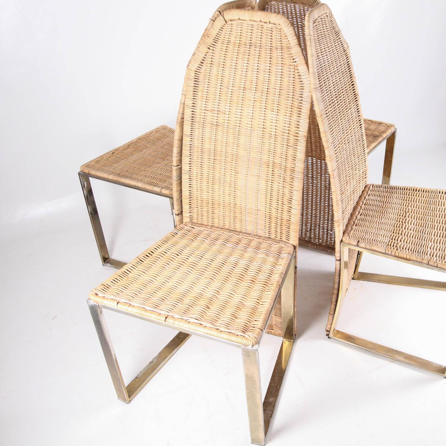 Suite de 4 chaises vintage en métal doré et osier