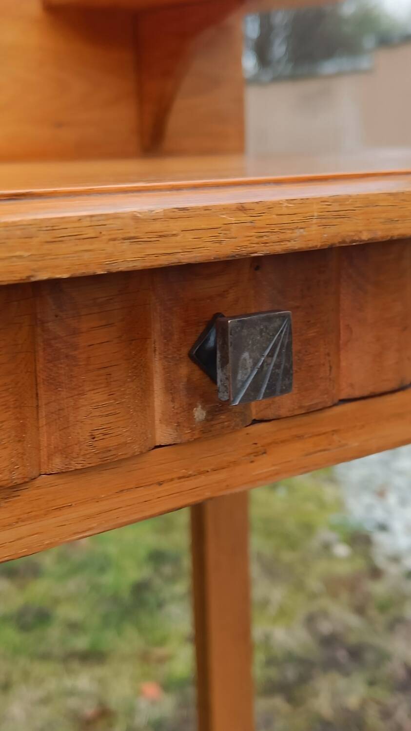 Art Deco hairdresser with bevelled mirror