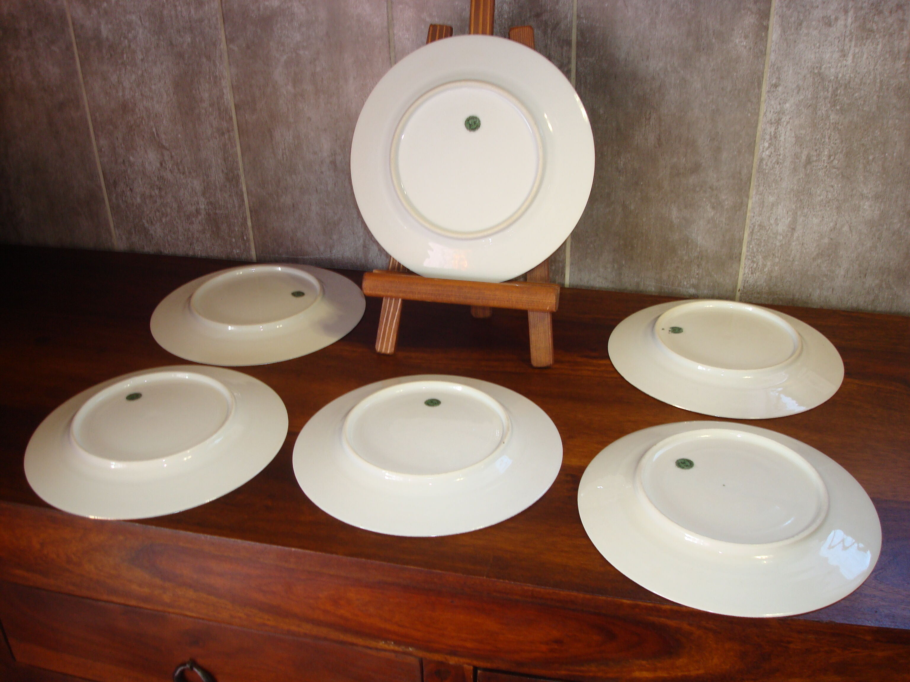 6 flat porcelain plates, "B.F Limoges" garlands of roses and geometric frieze, lot 1.
