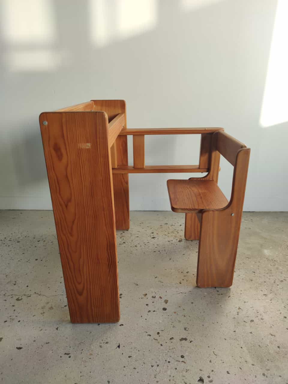 Foldable pine children's desk