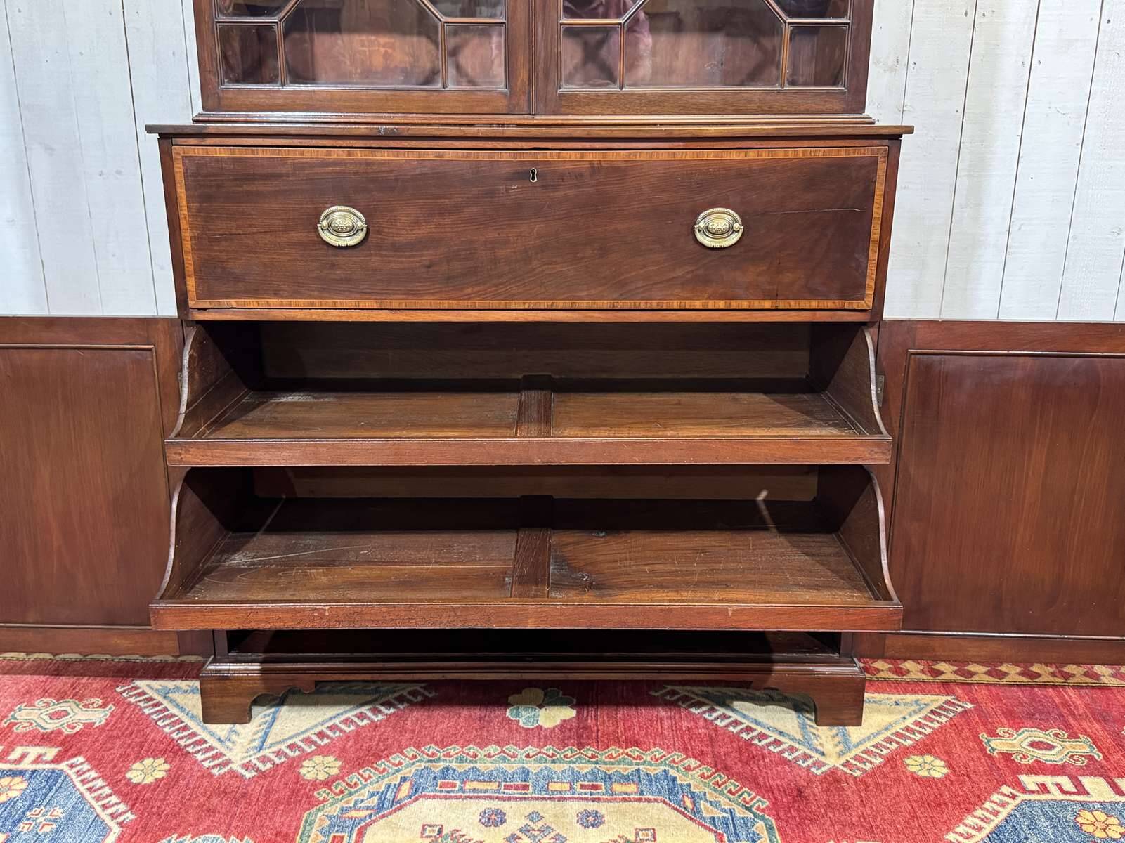 Victorian writing desk from the 19th century in mahogany.