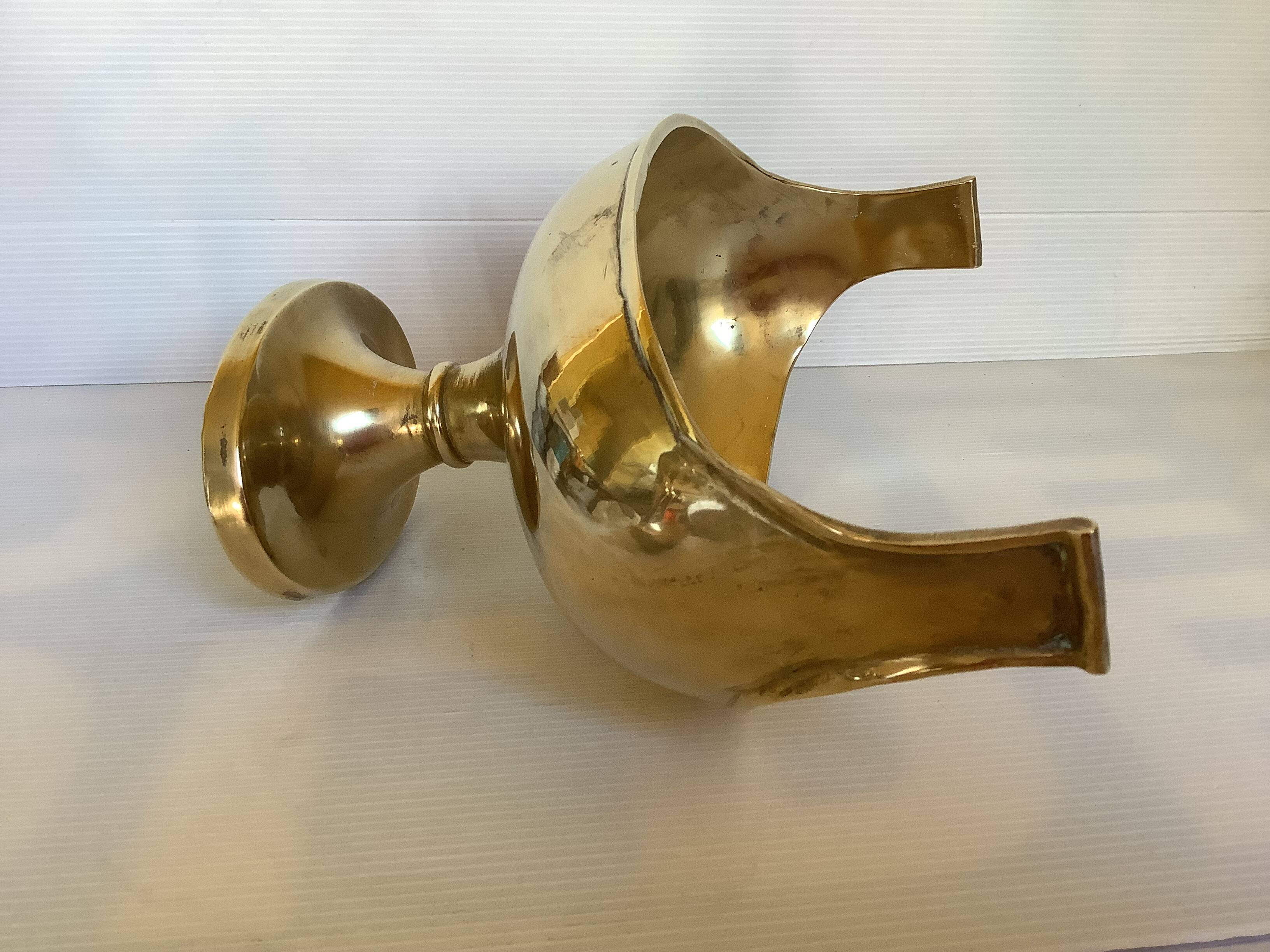Brass cup emptier